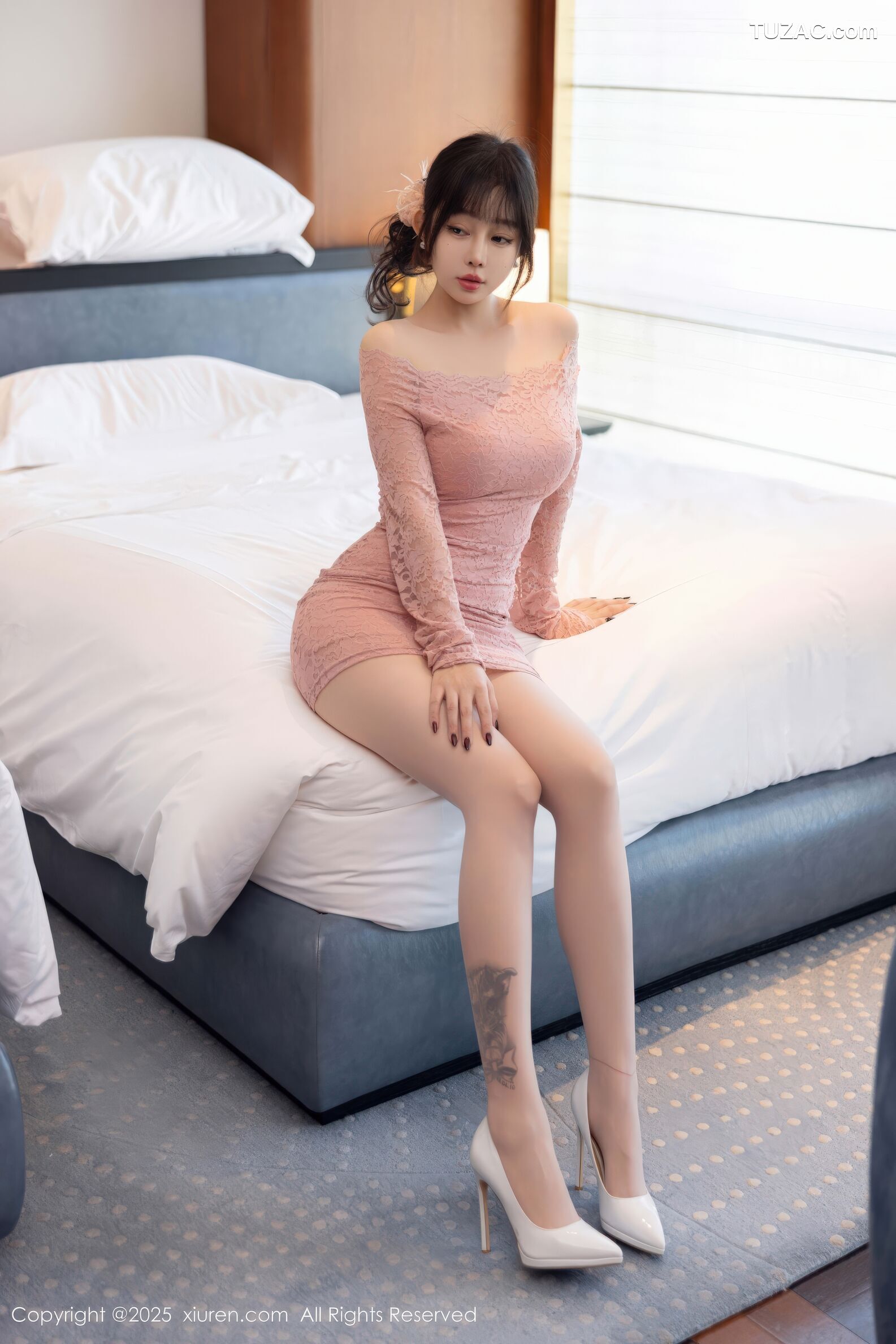 XiuRen秀人网-11043-王羽纯-淡粉连衣短裙诱人原色丝袜-2025.11.28