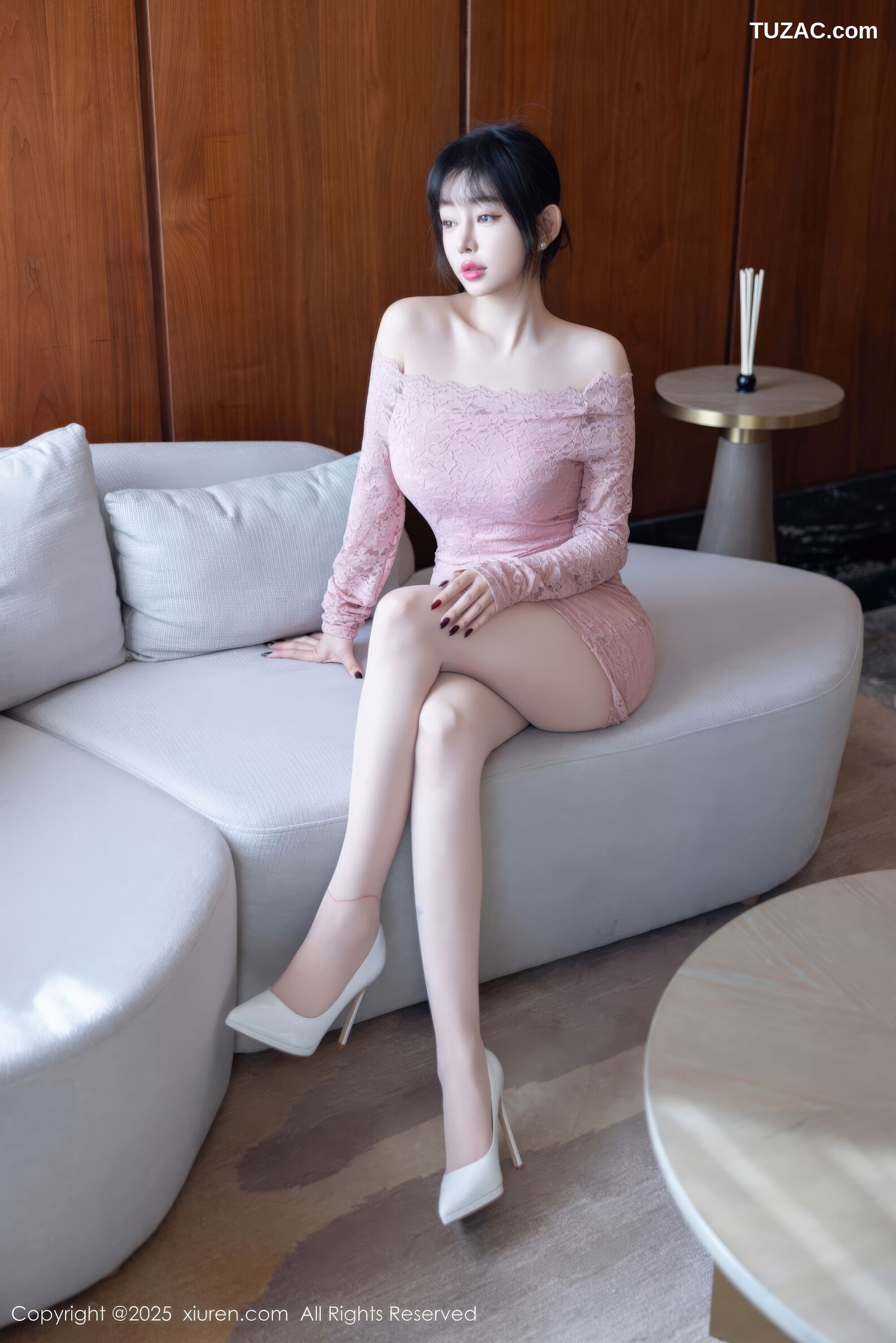 XiuRen秀人网-11043-王羽纯-淡粉连衣短裙诱人原色丝袜-2025.11.28