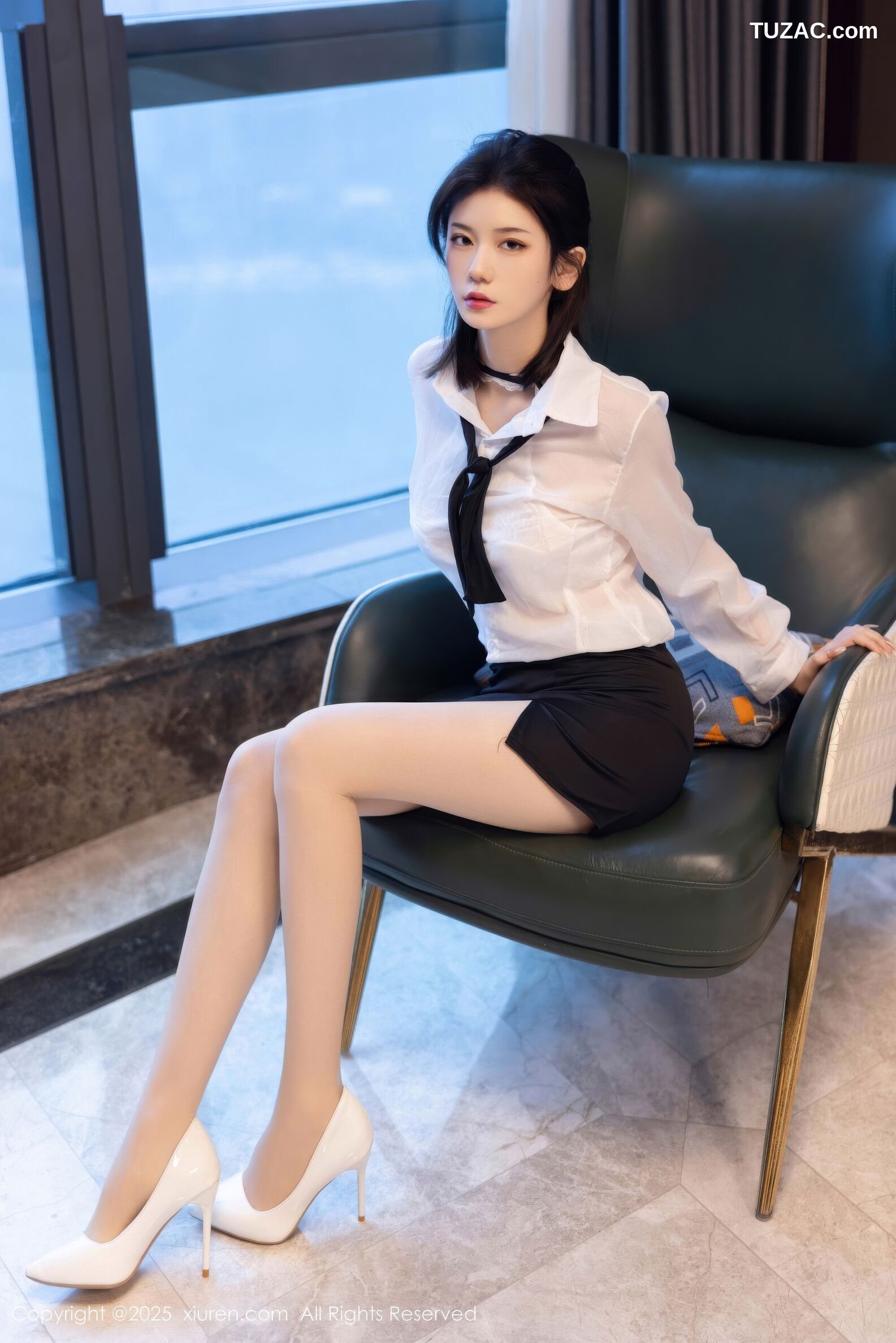 XiuRen秀人网-11077-凌七七-OL白衬衫黑短裙苗条身姿明艳动人-2025.12.05