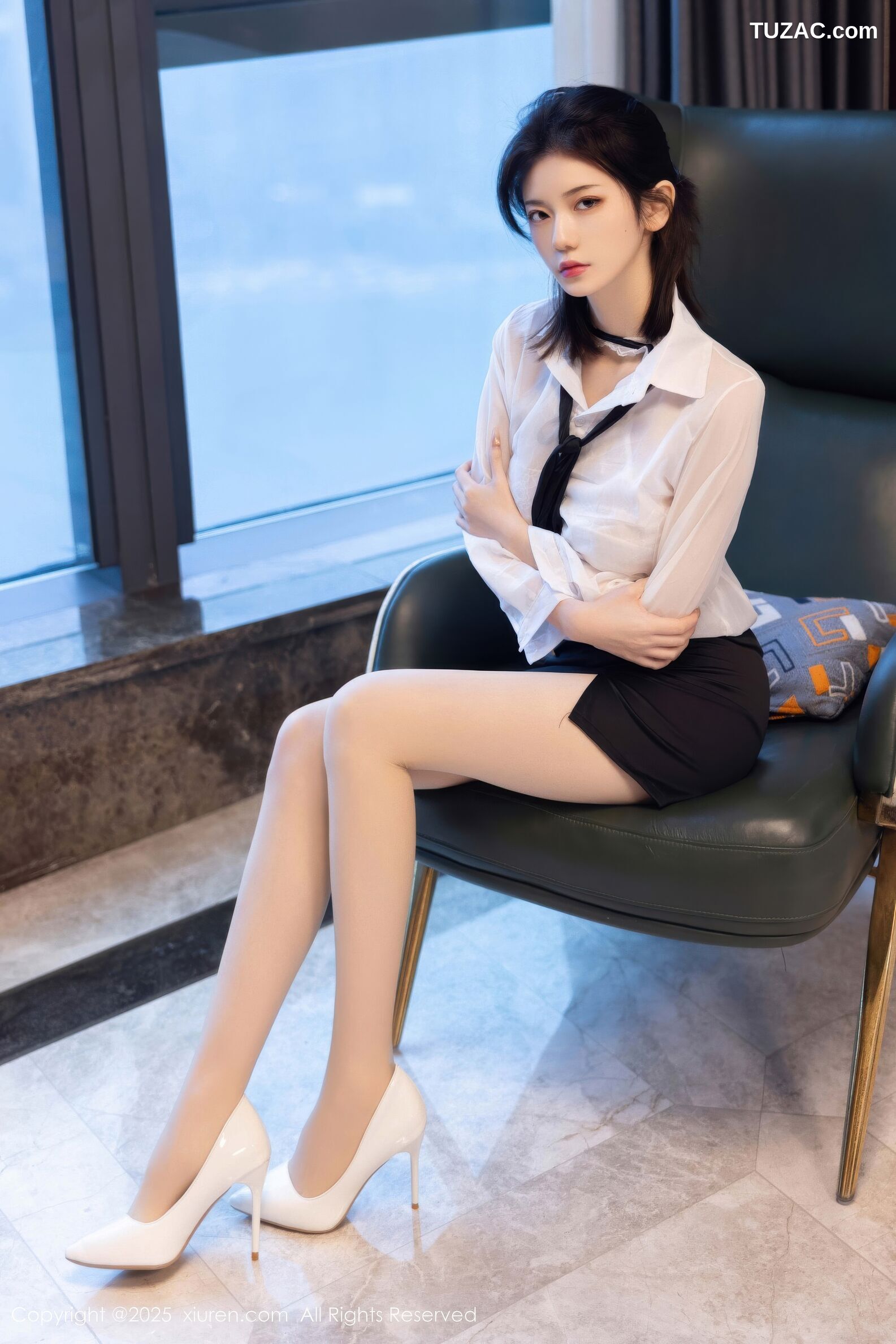 XiuRen秀人网-11077-凌七七-OL白衬衫黑短裙苗条身姿明艳动人-2025.12.05