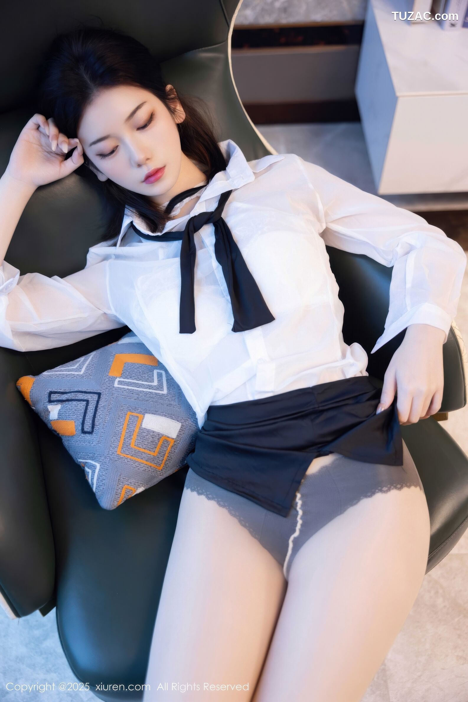 XiuRen秀人网-11077-凌七七-OL白衬衫黑短裙苗条身姿明艳动人-2025.12.05