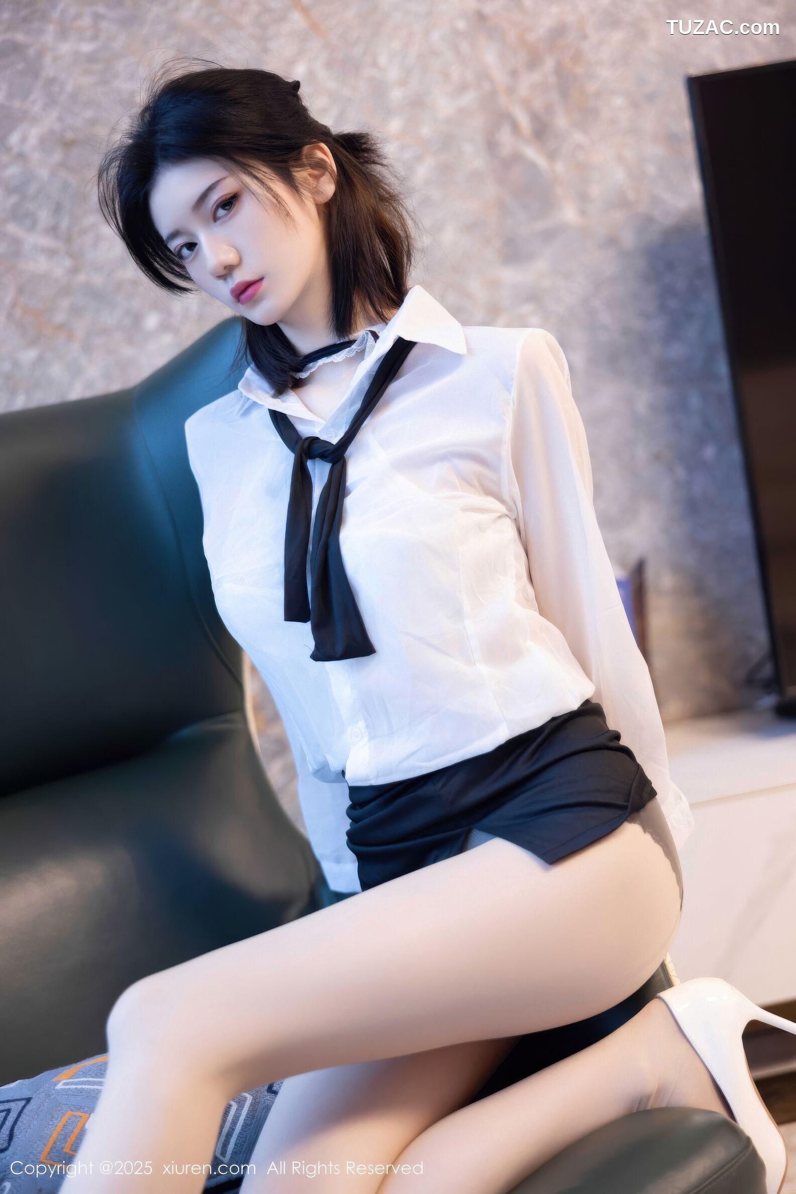 XiuRen秀人网-11077-凌七七-OL白衬衫黑短裙苗条身姿明艳动人-2025.12.05