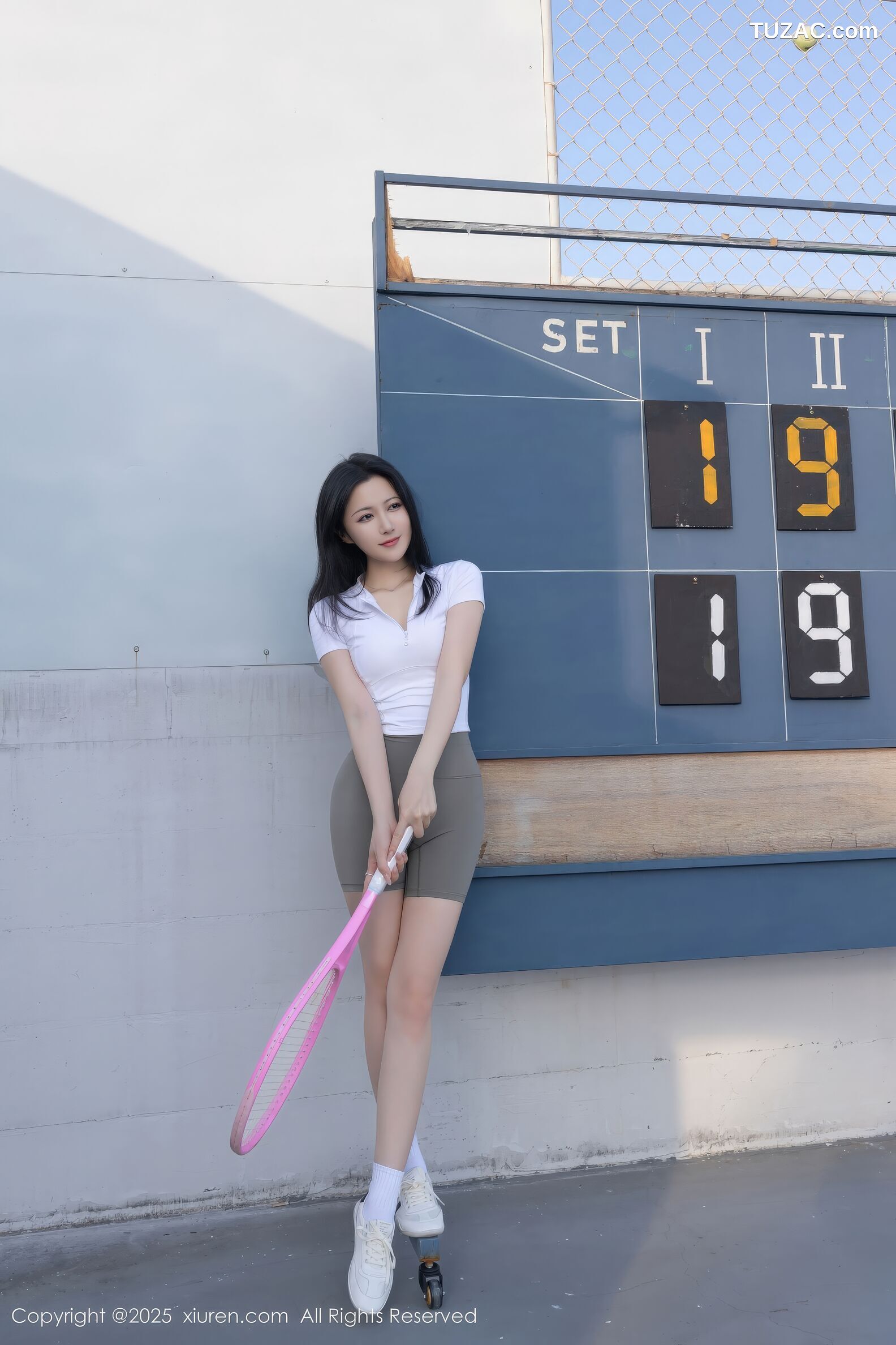 XiuRen秀人网-11106-鱼子酱Fish-网球场运动美女白T深灰紧身短裤-2025.12.12