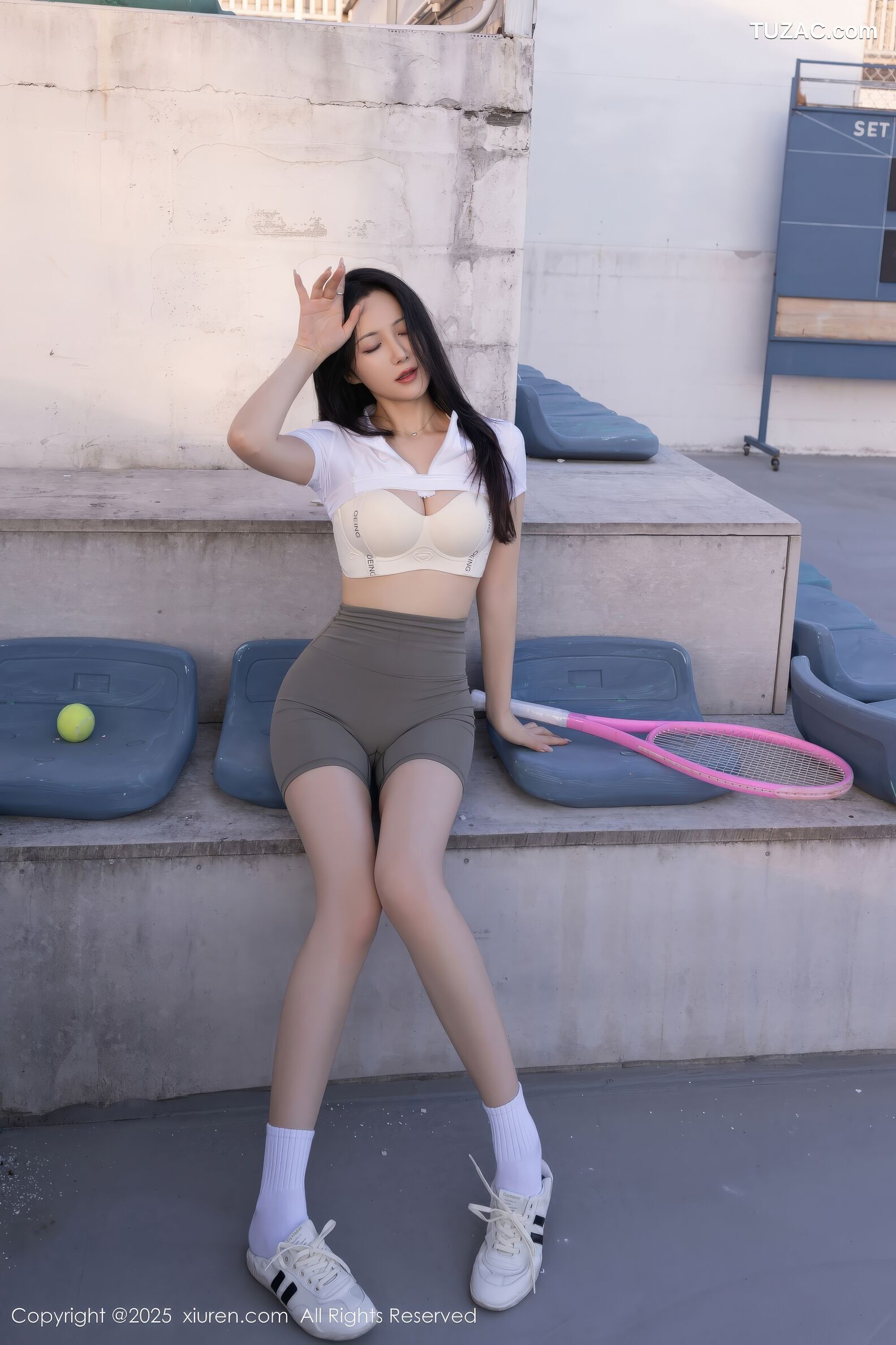 XiuRen秀人网-11106-鱼子酱Fish-网球场运动美女白T深灰紧身短裤-2025.12.12