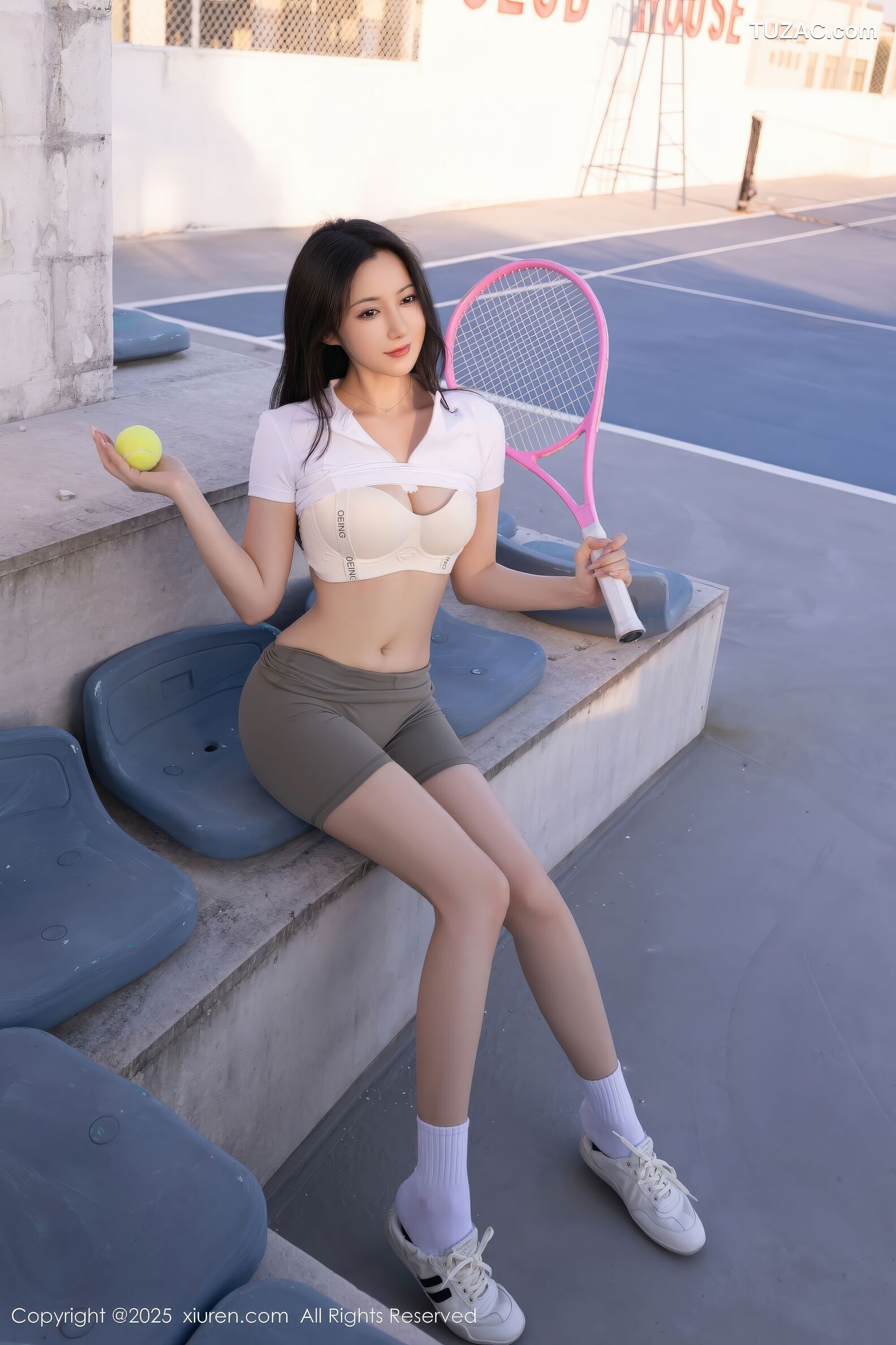 XiuRen秀人网-11106-鱼子酱Fish-网球场运动美女白T深灰紧身短裤-2025.12.12