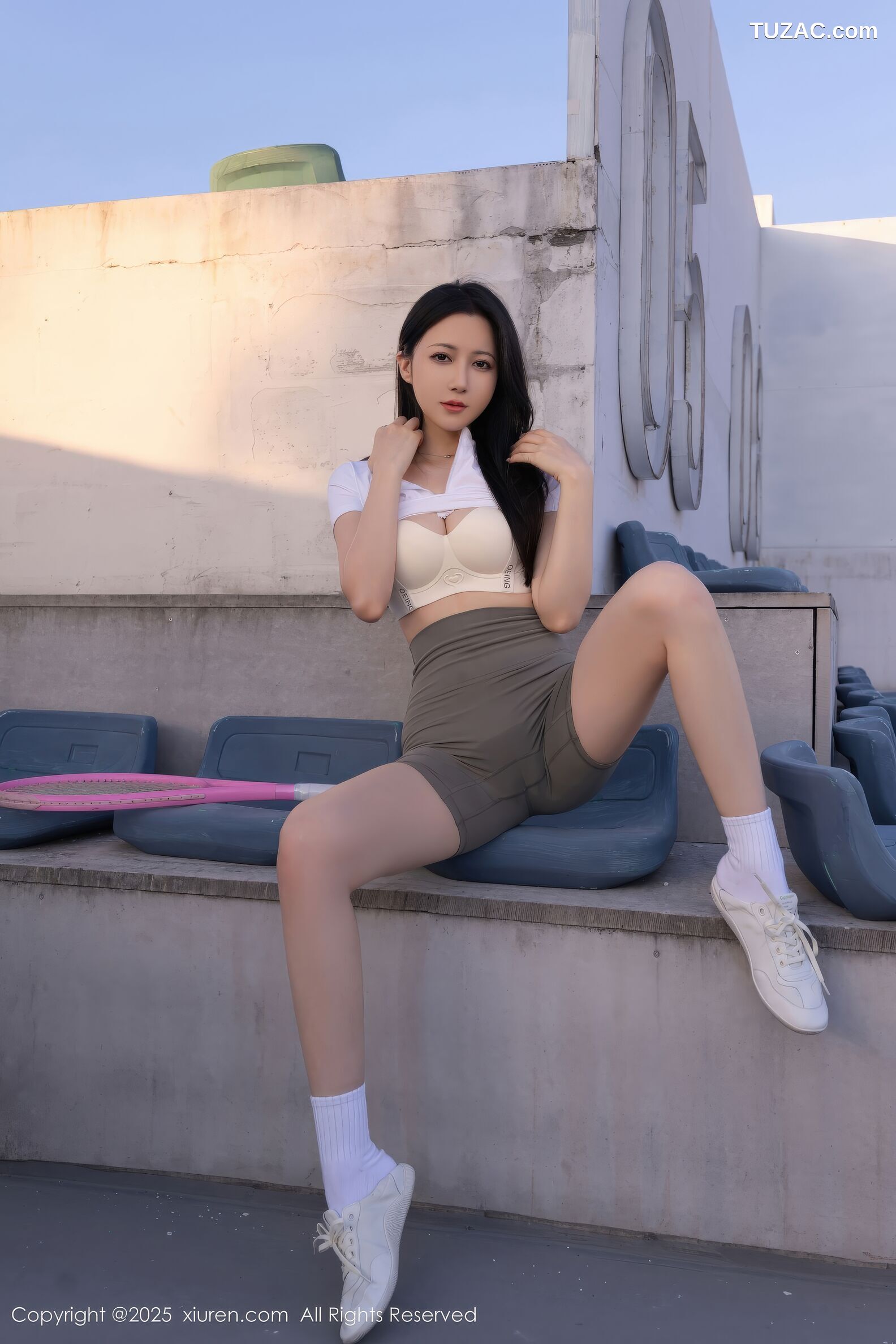 XiuRen秀人网-11106-鱼子酱Fish-网球场运动美女白T深灰紧身短裤-2025.12.12
