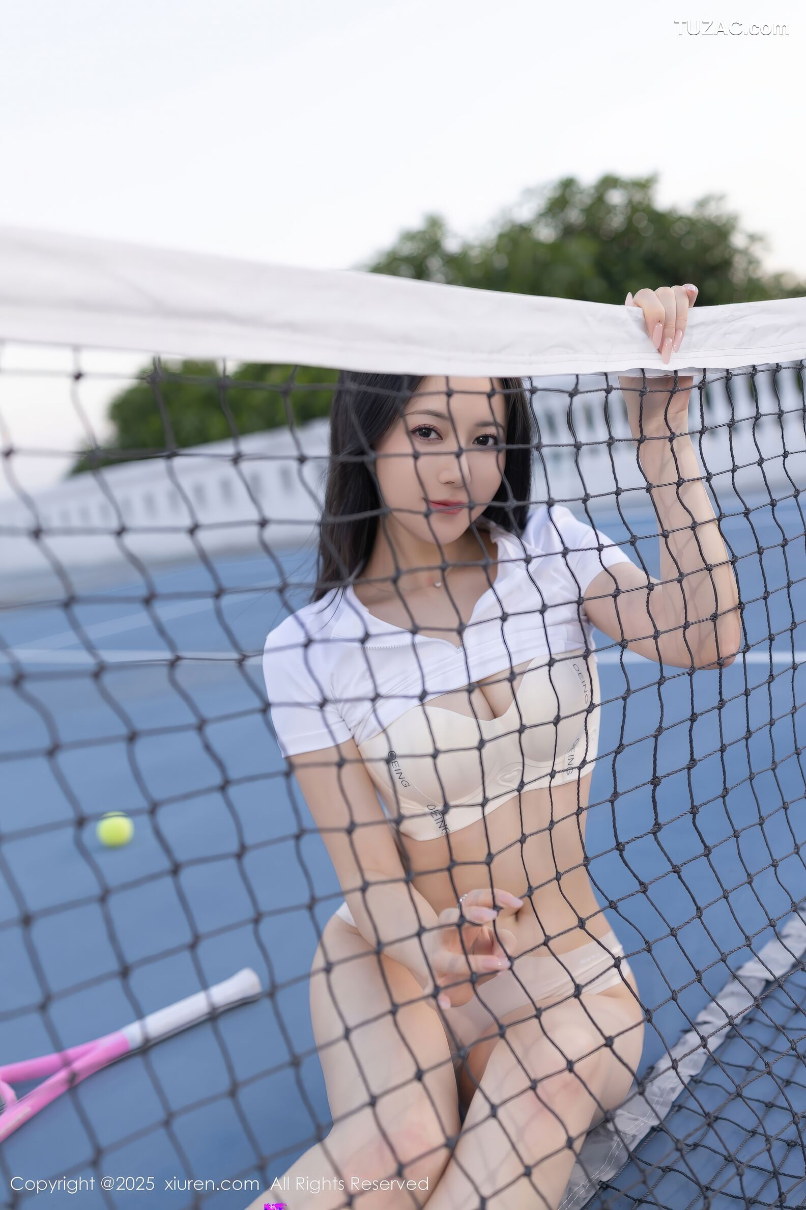 XiuRen秀人网-11106-鱼子酱Fish-网球场运动美女白T深灰紧身短裤-2025.12.12