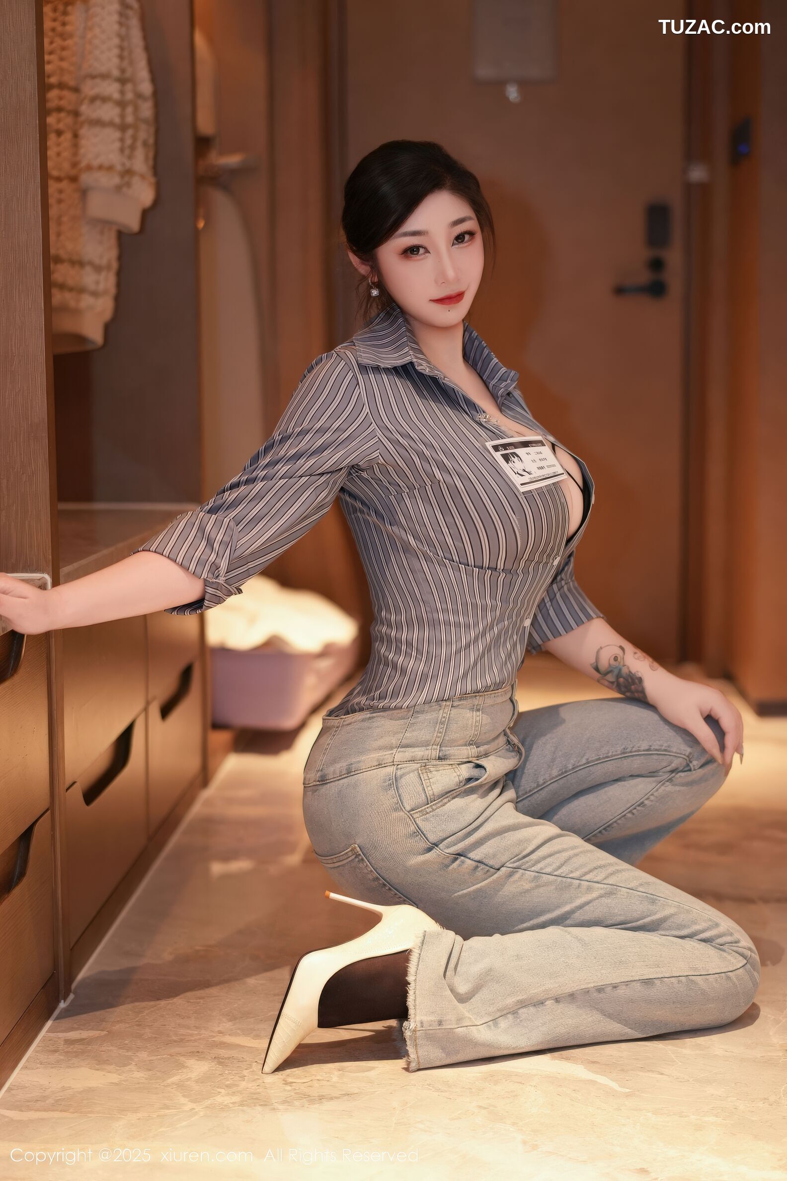 XiuRen秀人网-11128-妲己_Toxic-OL灰条纹衬衫牛仔裤黑色情趣内衣-2025.12.19