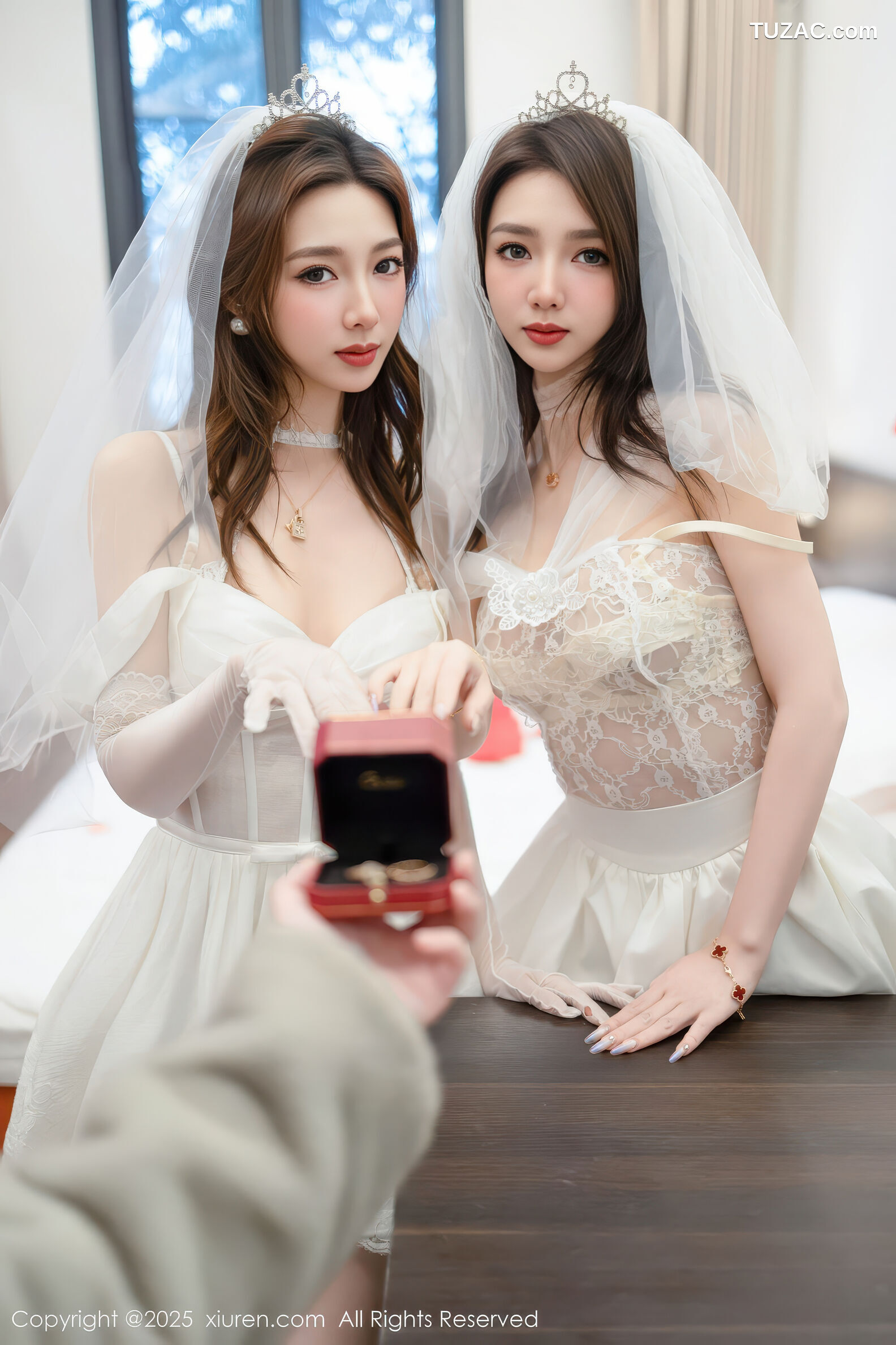 XiuRen秀人网-11184-Twins天夭桃桃-姐妹花白色蕾丝婚纱-2025.12.31