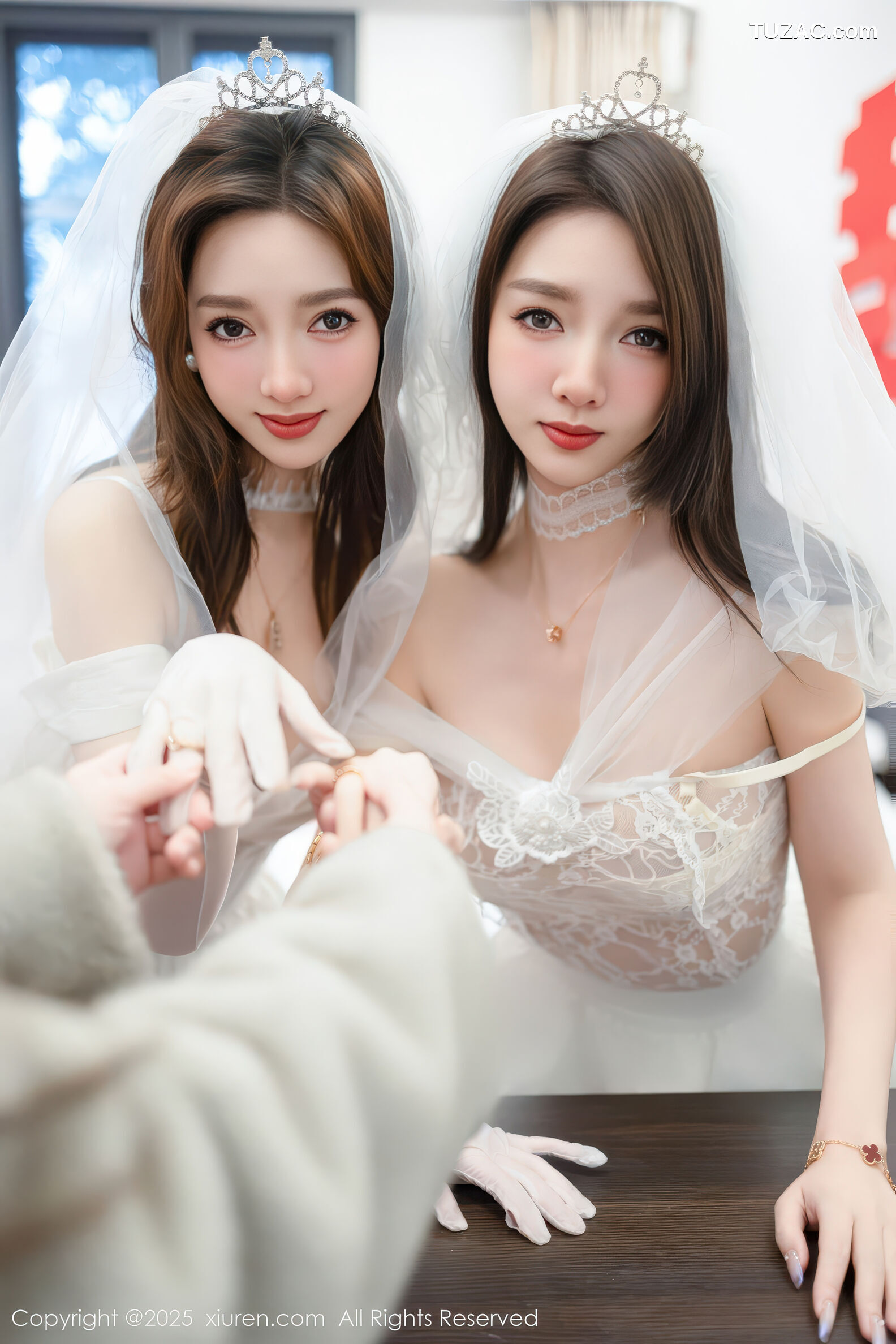 XiuRen秀人网-11184-Twins天夭桃桃-姐妹花白色蕾丝婚纱-2025.12.31