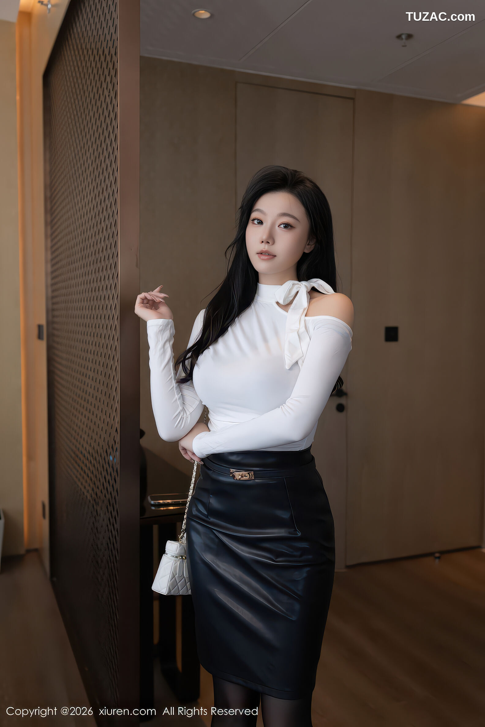 XiuRen秀人网-11201-安然anran-白T黑色皮裙黑丝长腿-2026.01.06