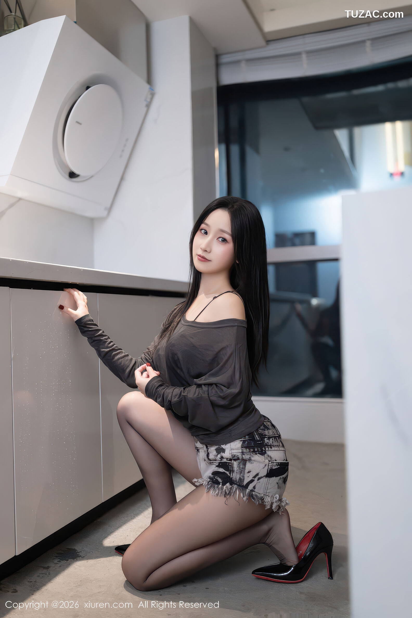 XiuRen秀人网-11202-杏子Yada-香肩黑丝翘臀美女-2026.01.07