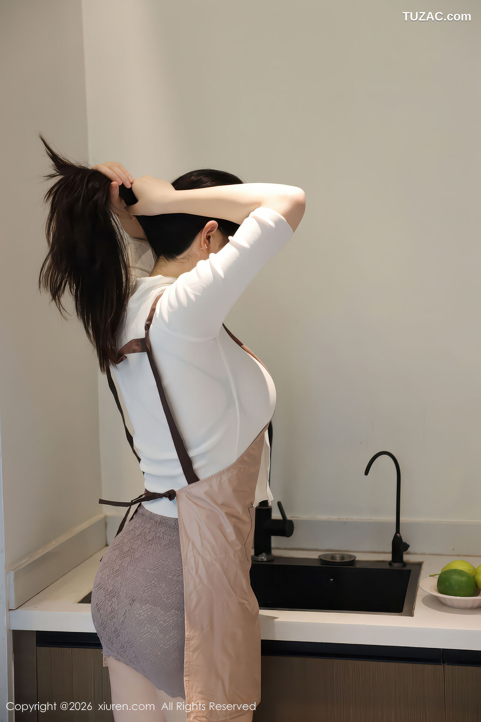 XiuRen秀人网-11207-奶思兔-巨乳首套写真围裙厨娘紫色包臀裙-2026.01.08
