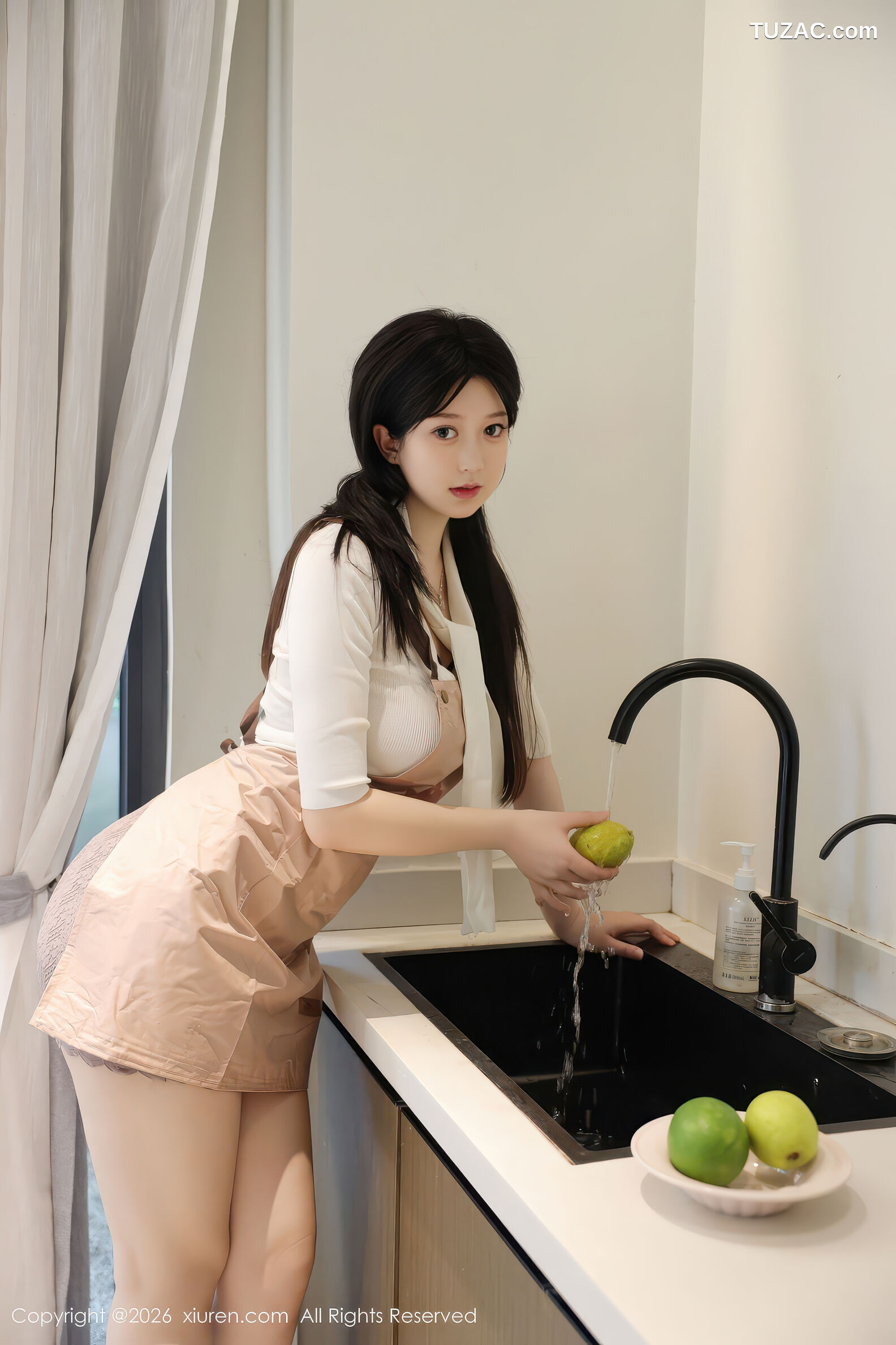 XiuRen秀人网-11207-奶思兔-巨乳首套写真围裙厨娘紫色包臀裙-2026.01.08