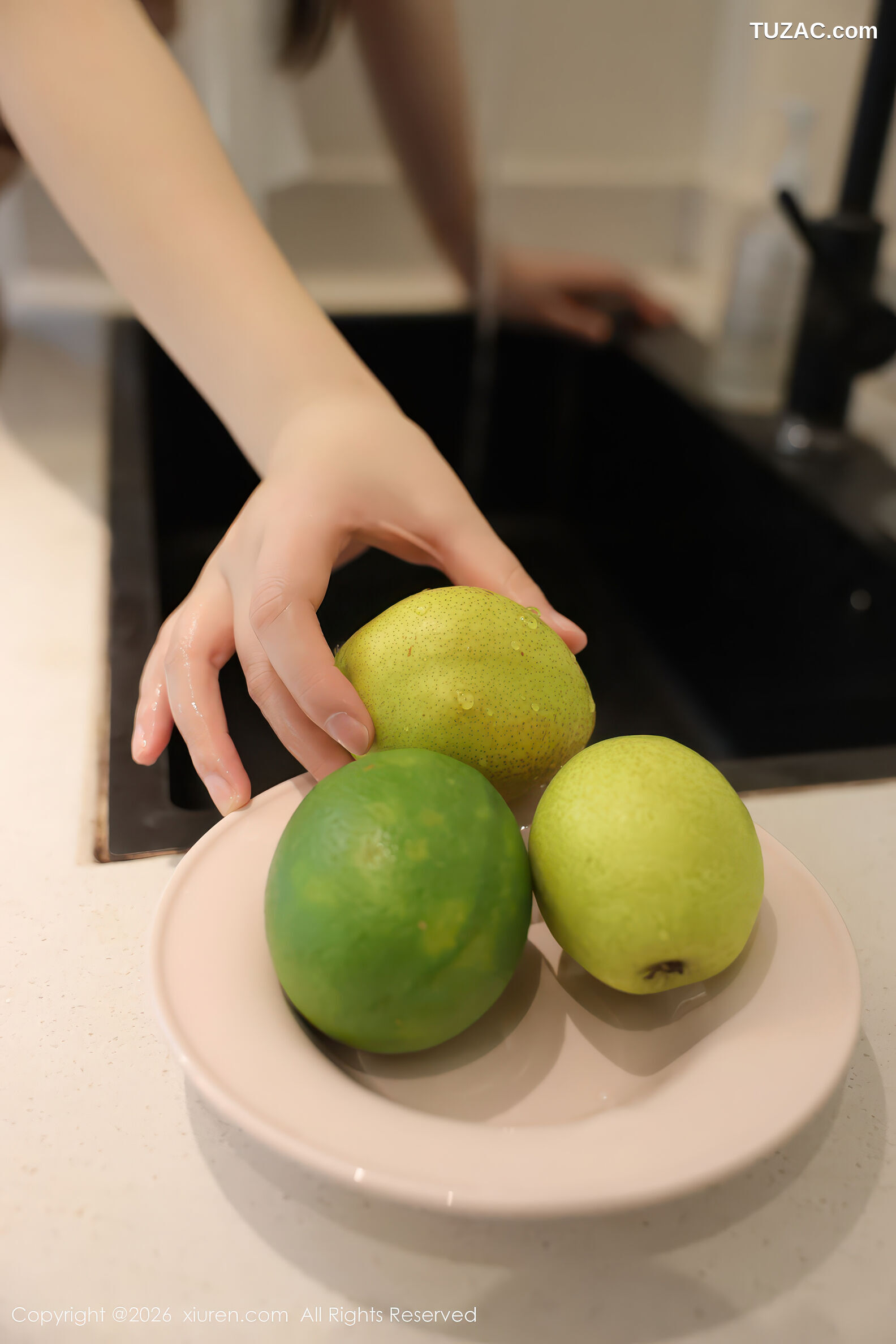 XiuRen秀人网-11207-奶思兔-巨乳首套写真围裙厨娘紫色包臀裙-2026.01.08