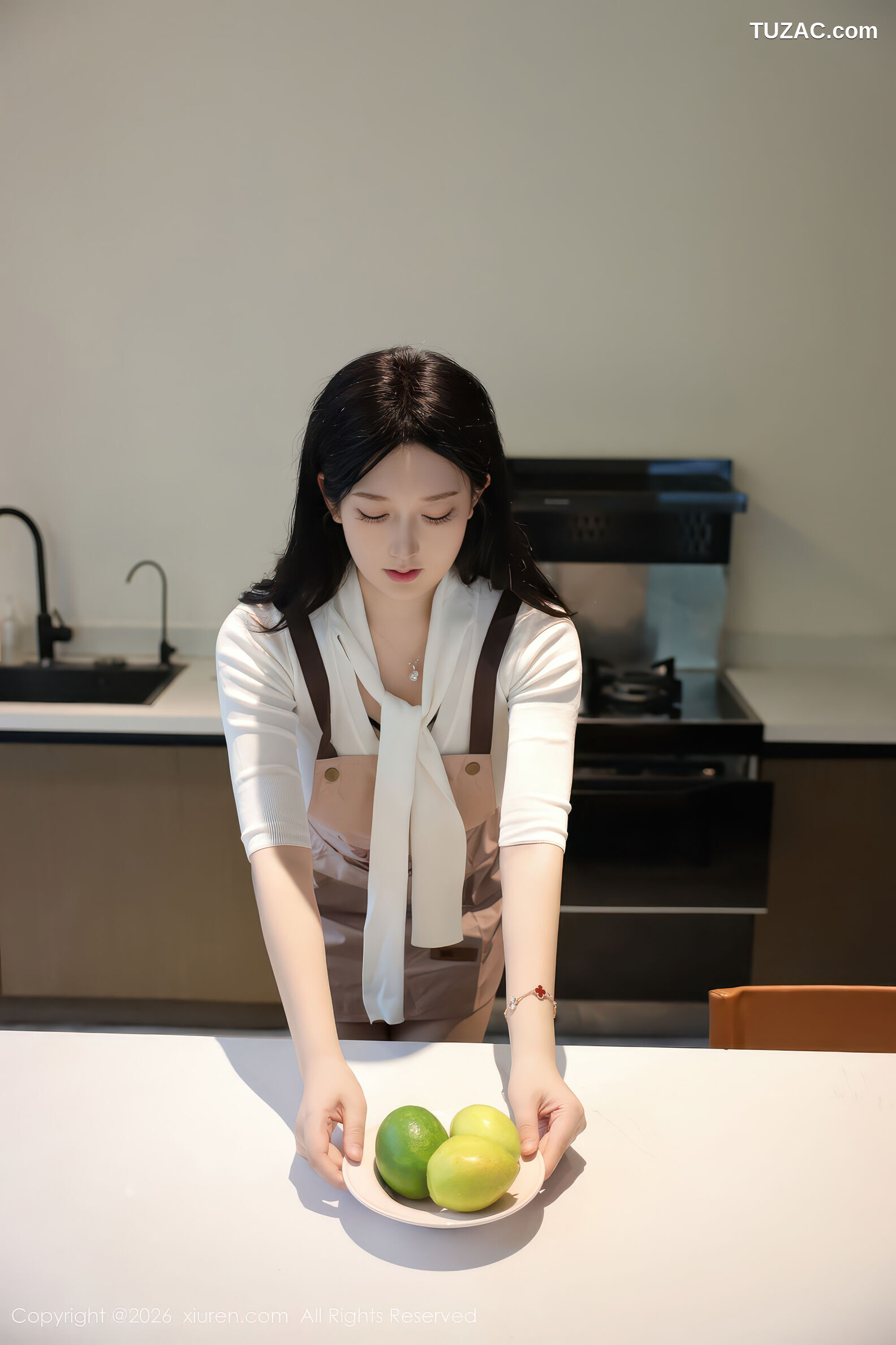 XiuRen秀人网-11207-奶思兔-巨乳首套写真围裙厨娘紫色包臀裙-2026.01.08