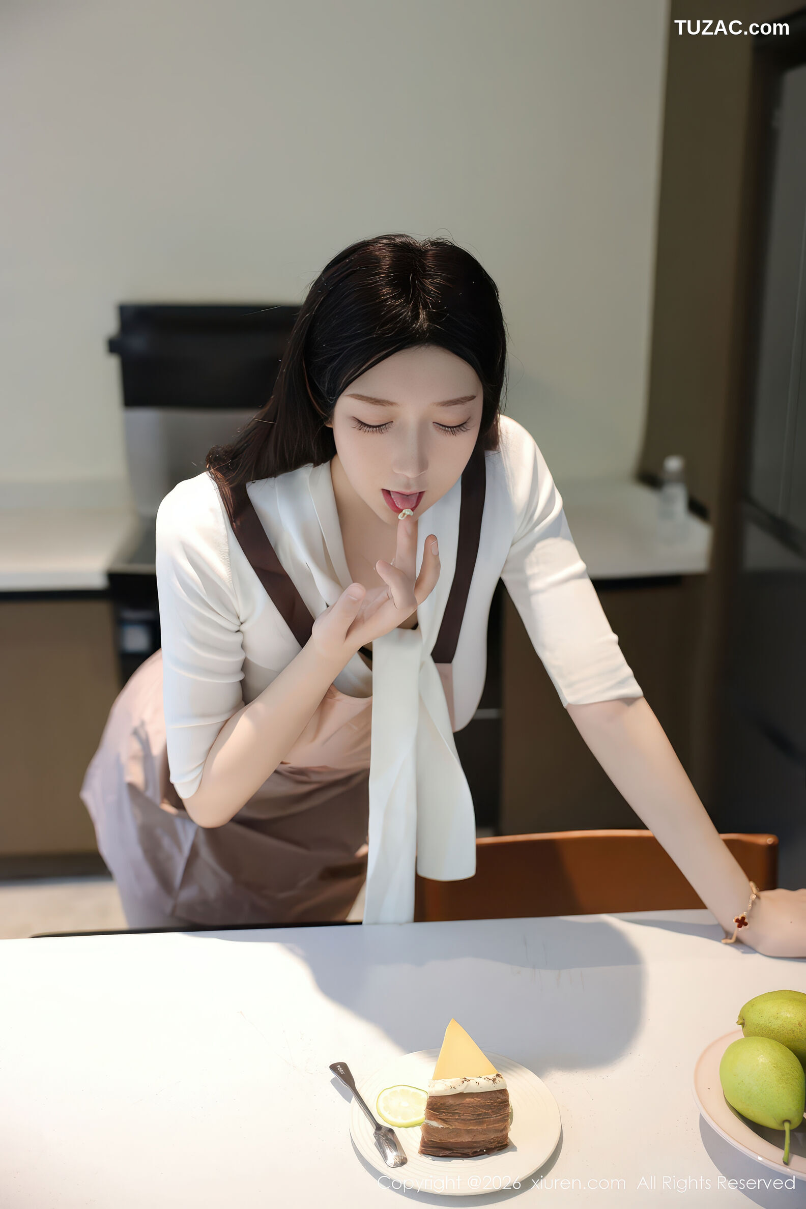 XiuRen秀人网-11207-奶思兔-巨乳首套写真围裙厨娘紫色包臀裙-2026.01.08