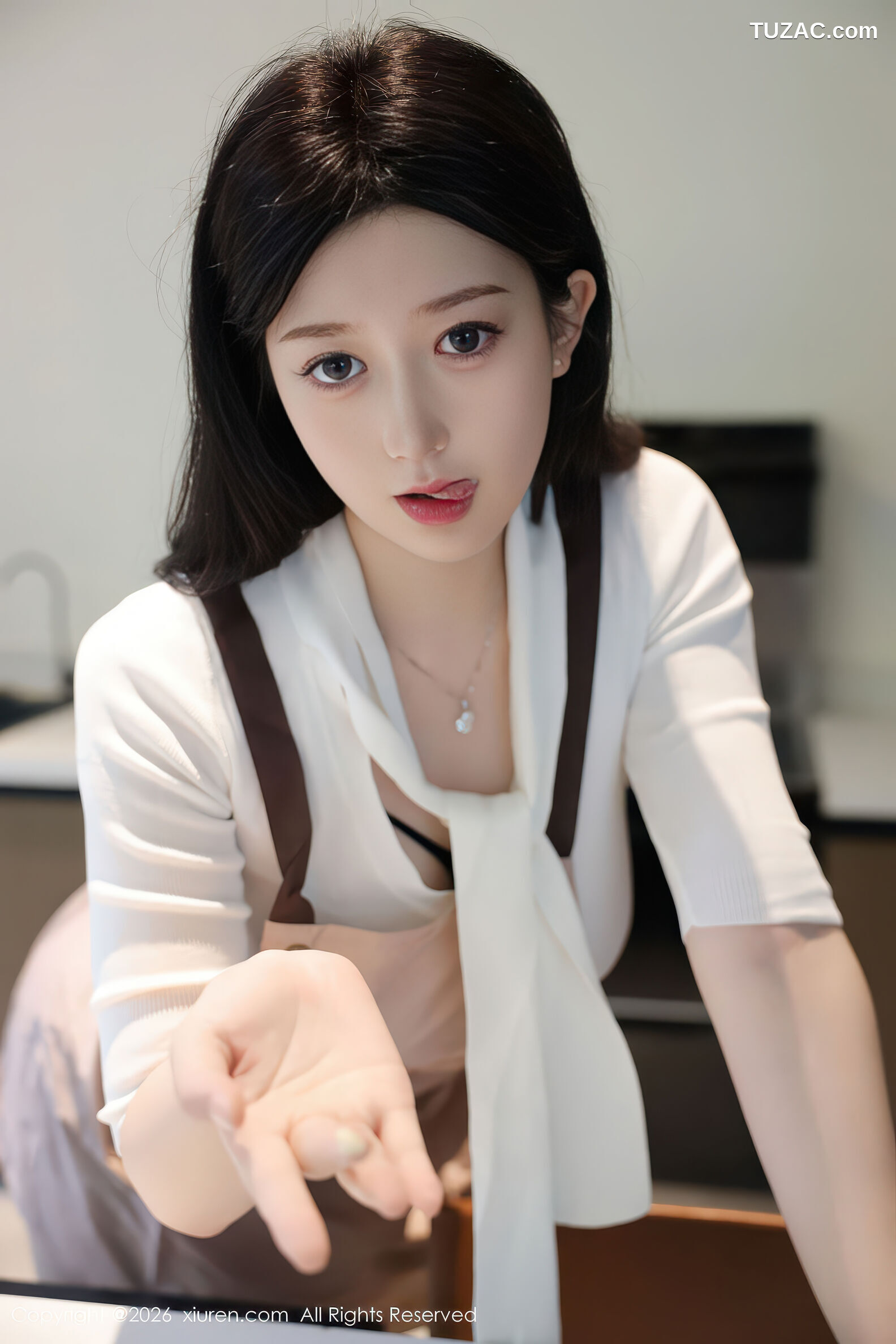 XiuRen秀人网-11207-奶思兔-巨乳首套写真围裙厨娘紫色包臀裙-2026.01.08
