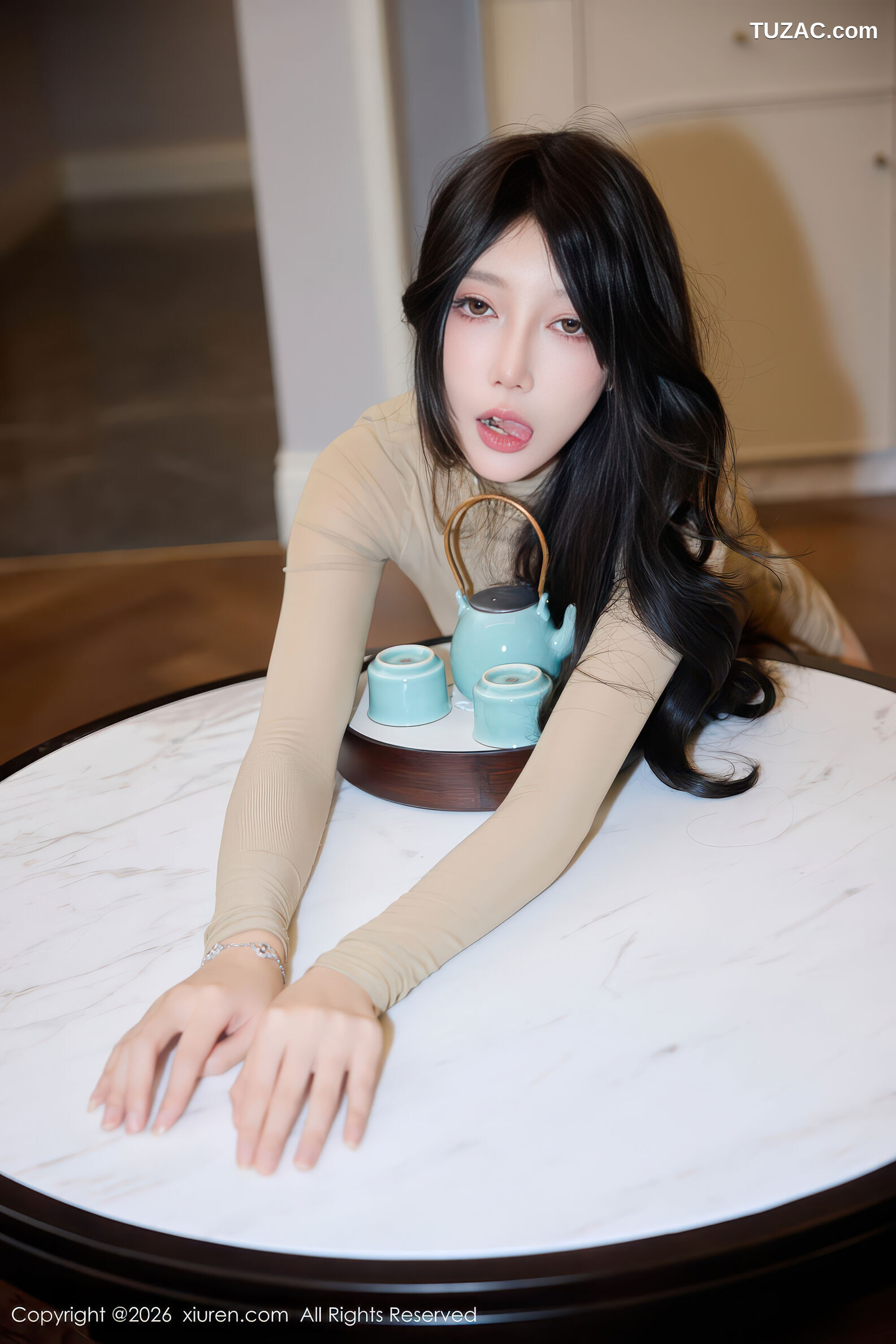 XiuRen秀人网-11221-玥儿玥er-浅棕色连衣短裙黄色内衣灰丝-2026.01.12