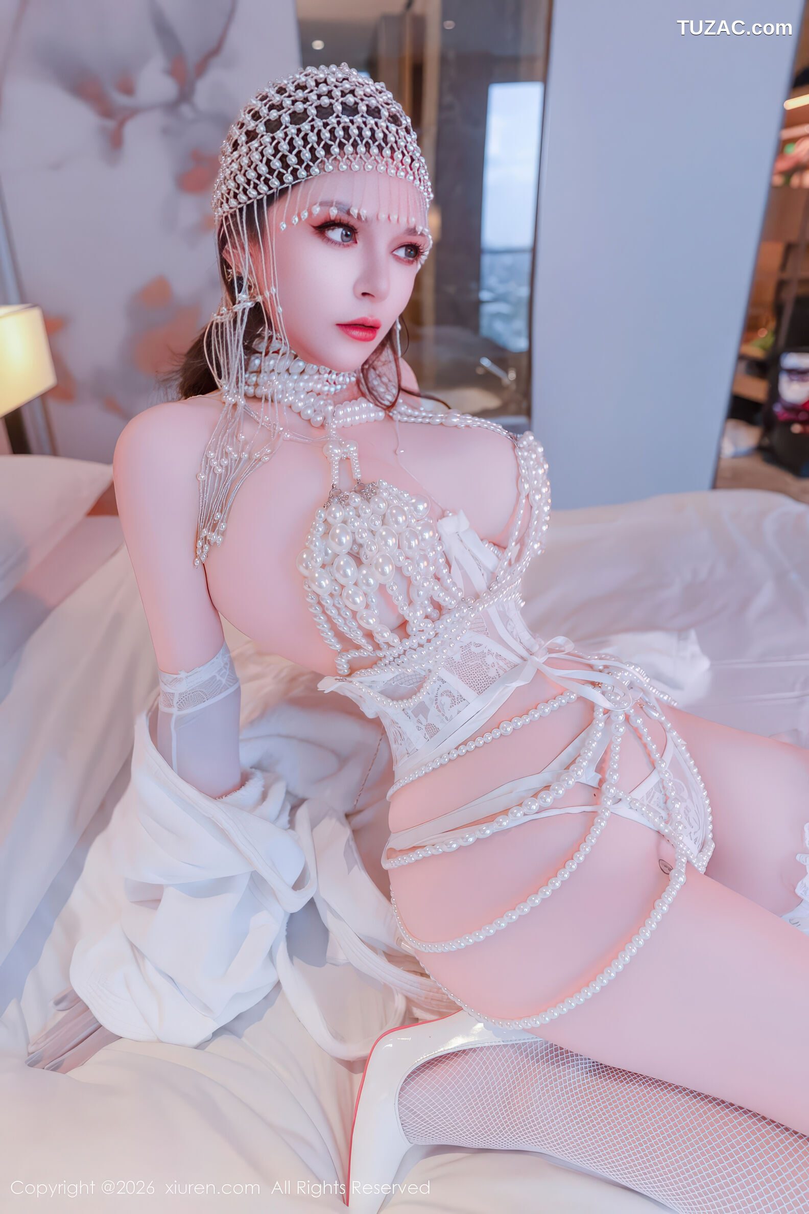 XiuRen秀人网-11224-伊丽莎有点白-珍珠情趣内衣金色吊带衣-2026.01.13
