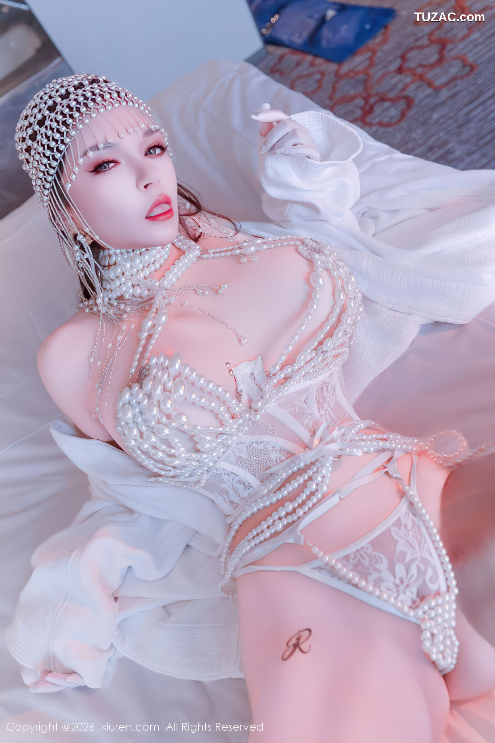 XiuRen秀人网-11224-伊丽莎有点白-珍珠情趣内衣金色吊带衣-2026.01.13