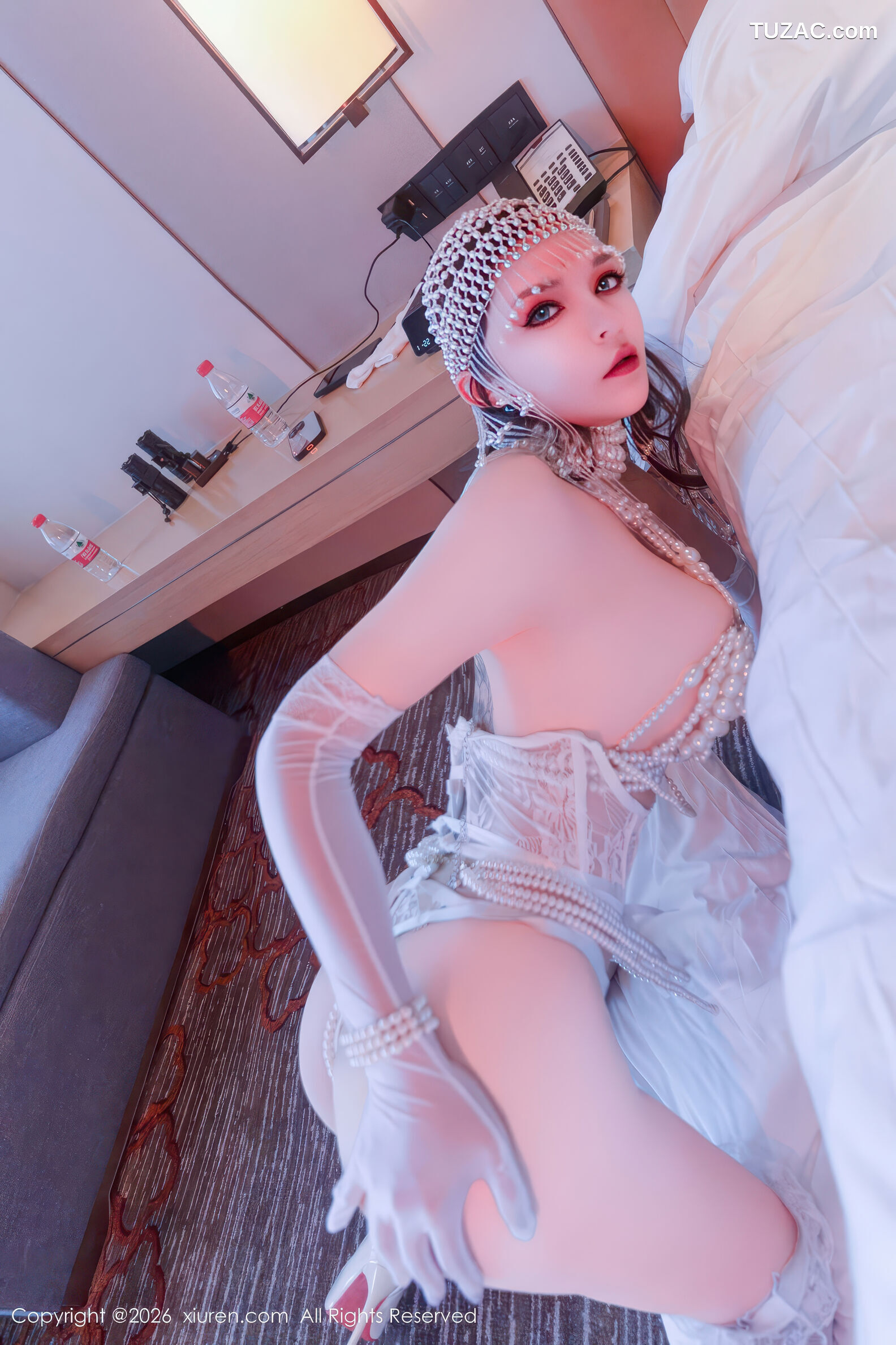 XiuRen秀人网-11224-伊丽莎有点白-珍珠情趣内衣金色吊带衣-2026.01.13