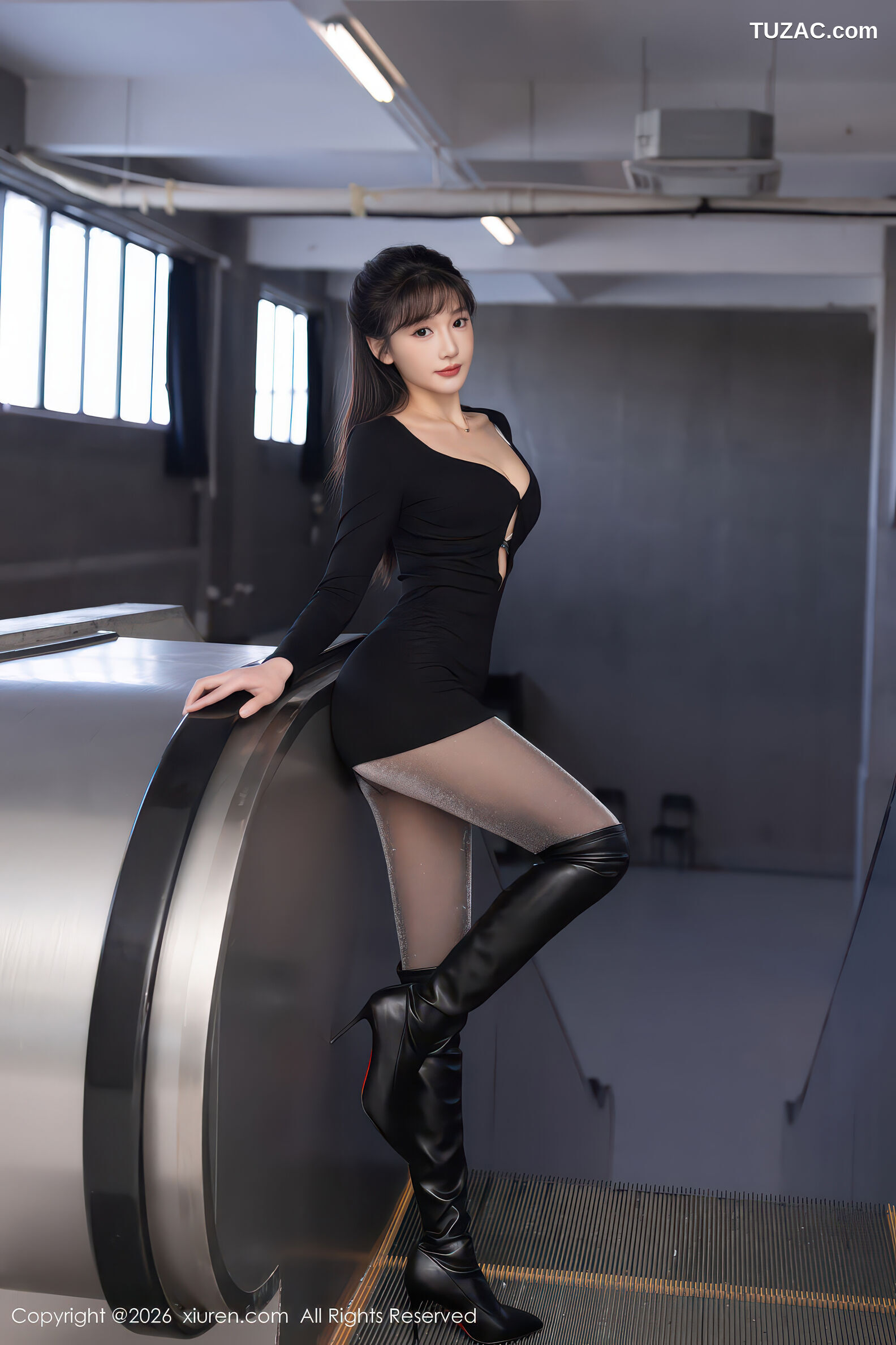 XiuRen秀人网-11236-陆萱萱-地铁通道黑连衣短裙黑色皮靴黑丝-2026.01.15