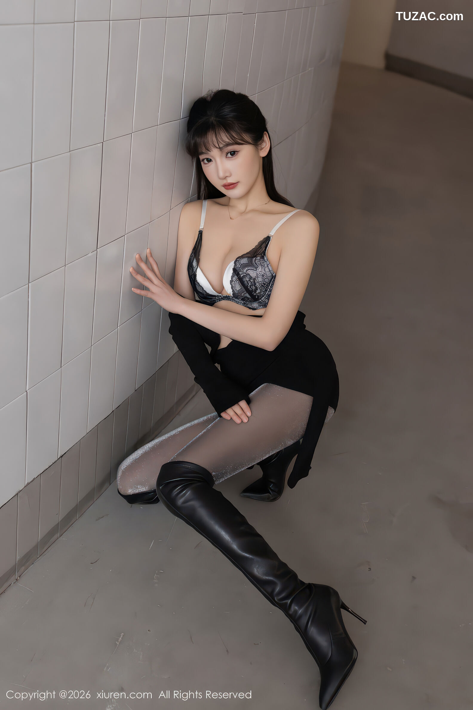 XiuRen秀人网-11236-陆萱萱-地铁通道黑连衣短裙黑色皮靴黑丝-2026.01.15