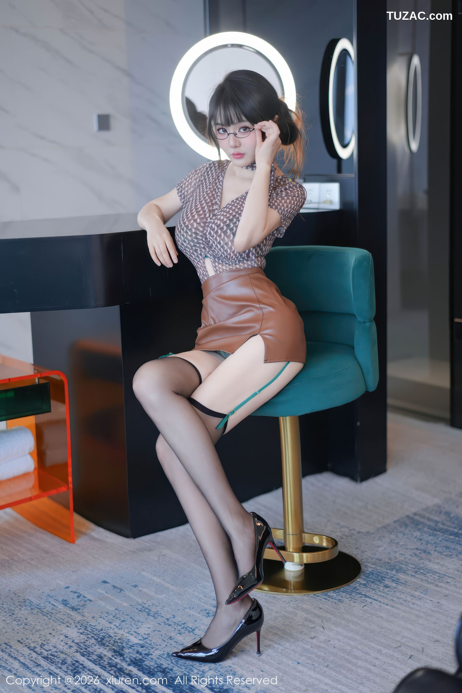 XiuRen秀人网-11268-沈南汐RuRu-浅红格子衬衫棕色皮短裙绿色内衣-2026.01.23