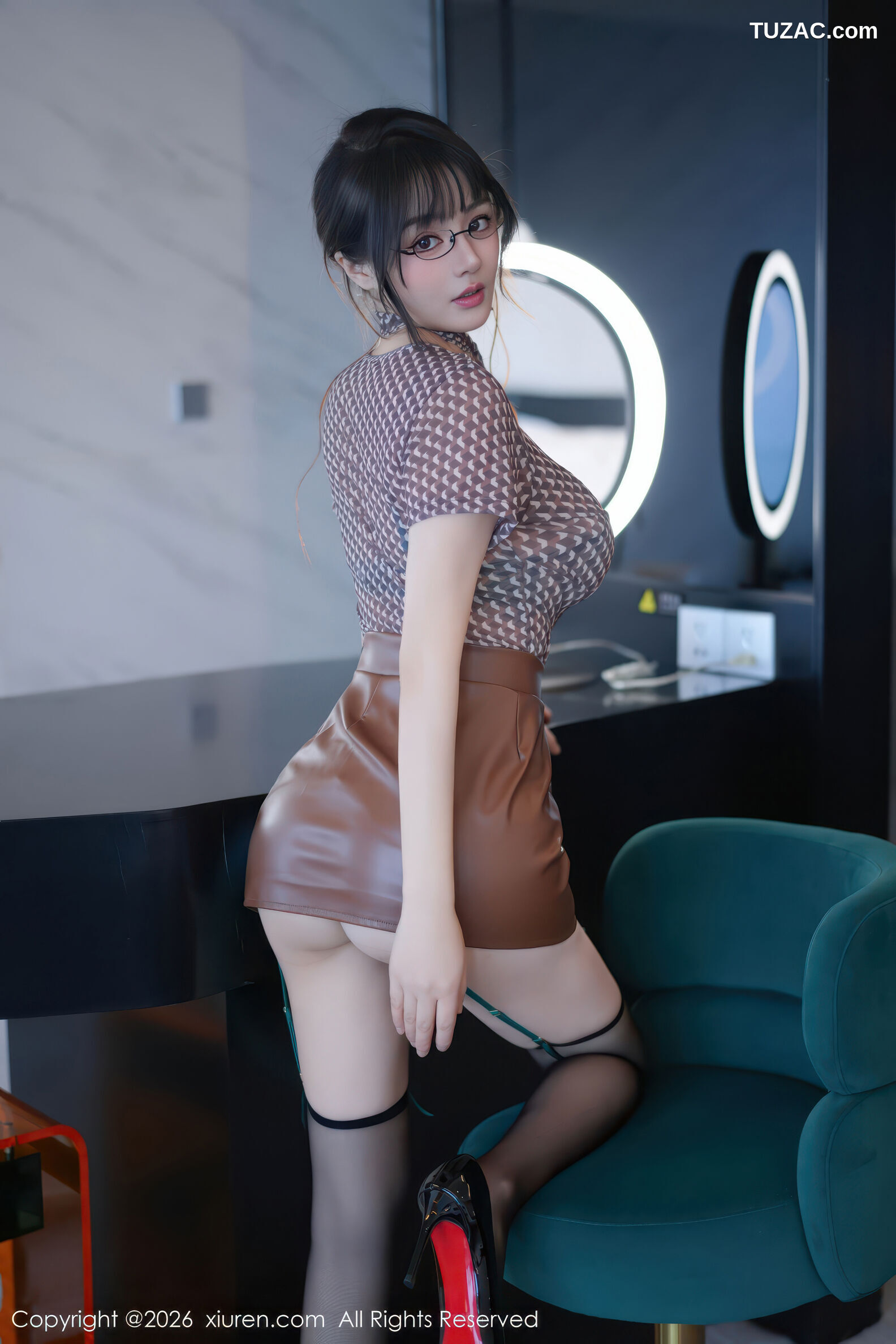 XiuRen秀人网-11268-沈南汐RuRu-浅红格子衬衫棕色皮短裙绿色内衣-2026.01.23