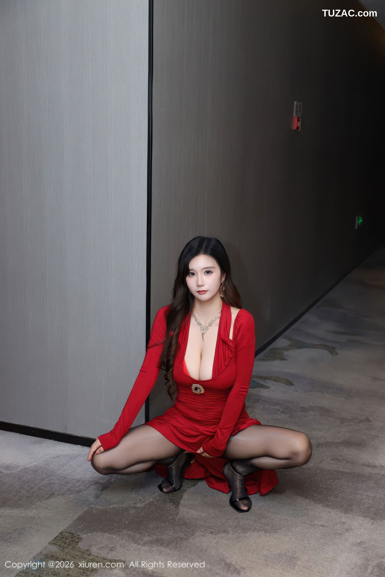 XiuRen秀人网-11271-小肉肉咪-红色连衣裙黑丝-2026.01.23