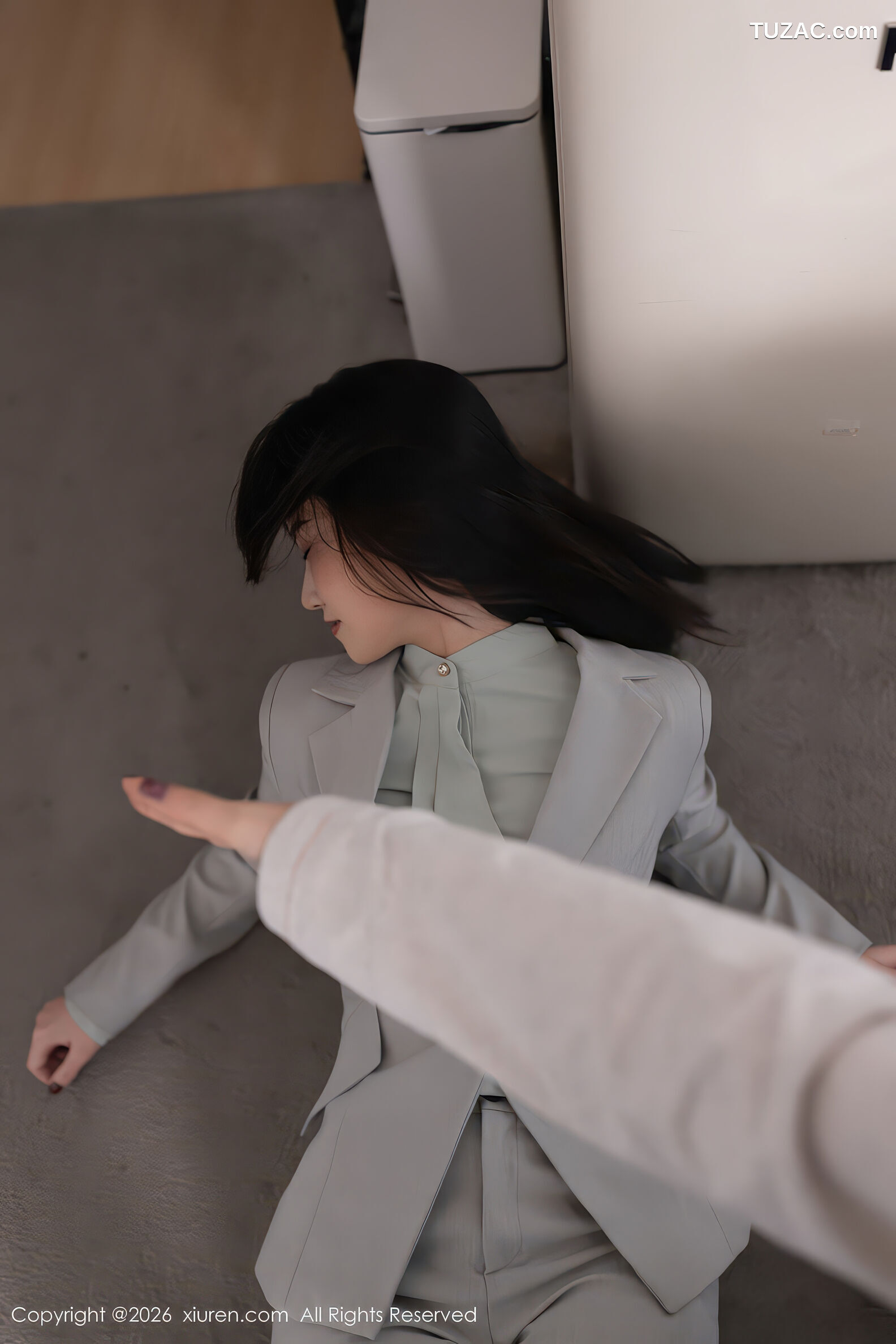 XiuRen秀人网-11285-杏子Yada-OL灰色套装-同事威胁剧情-2026.01.28
