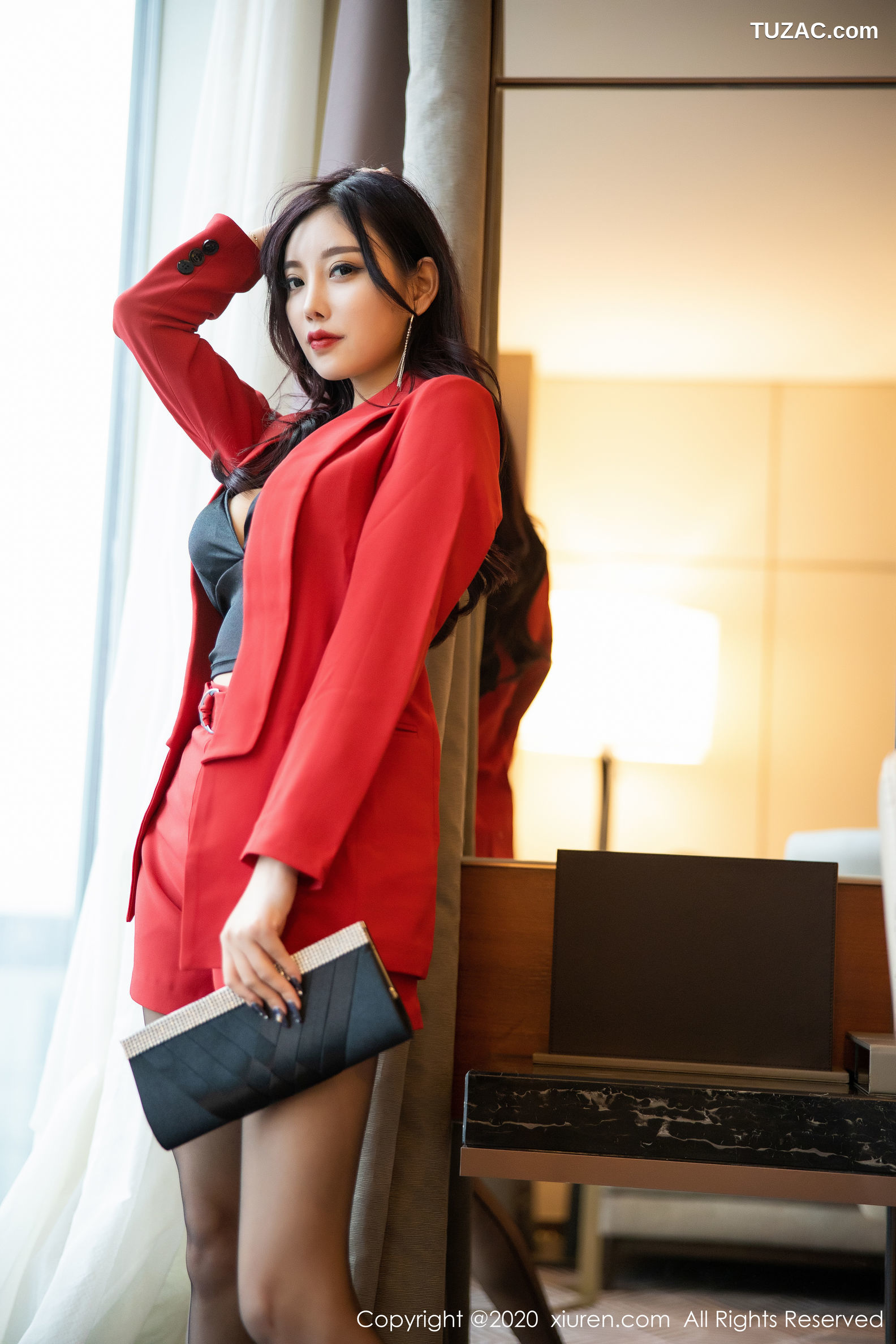 XiuRen秀人网-2069-杨晨晨-《诱人的红色女郎》-2020.03.17