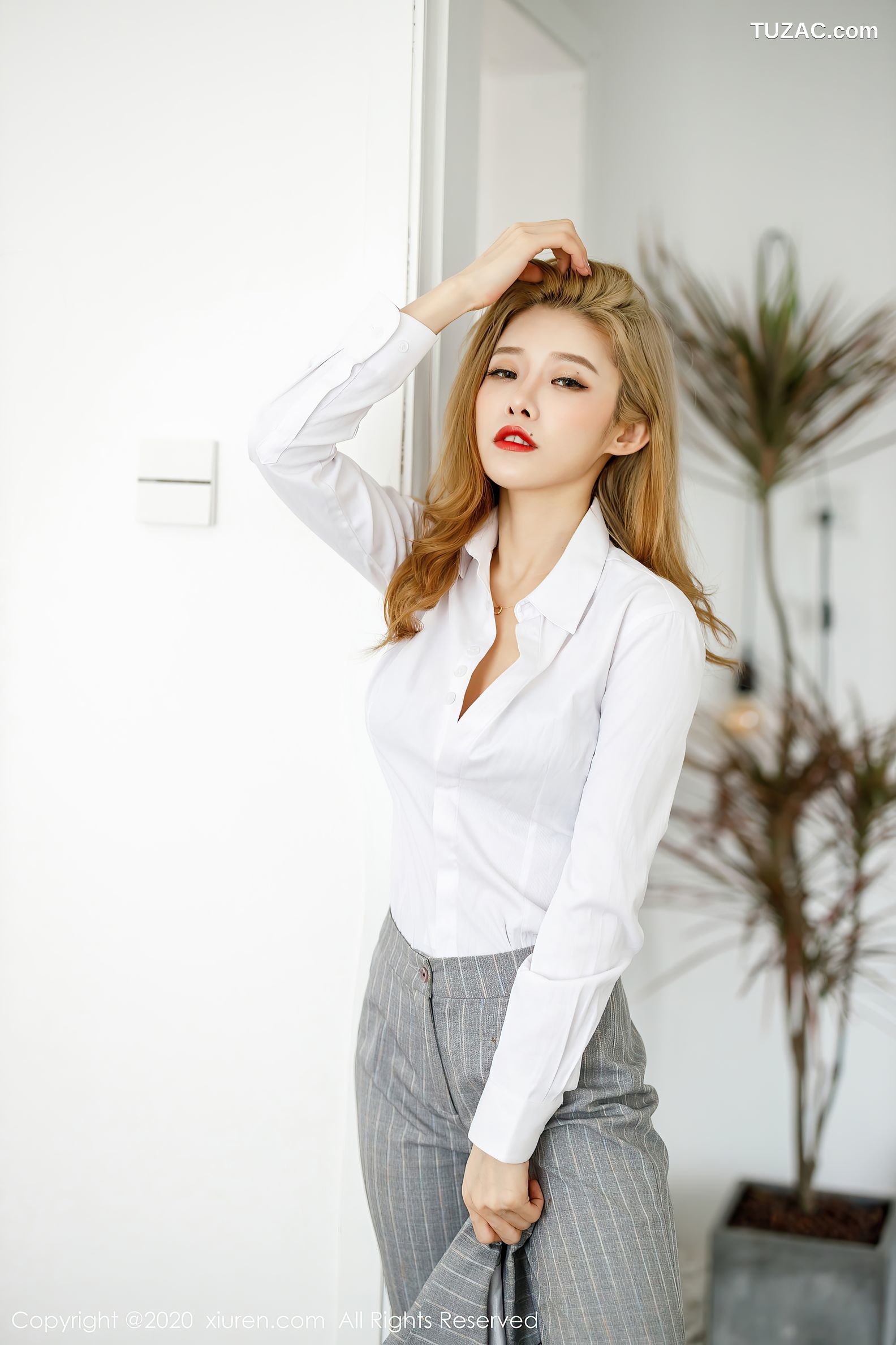 XiuRen秀人网-2439-Luvian本能-《西服与极致魅惑黑丝》-2020.08.13