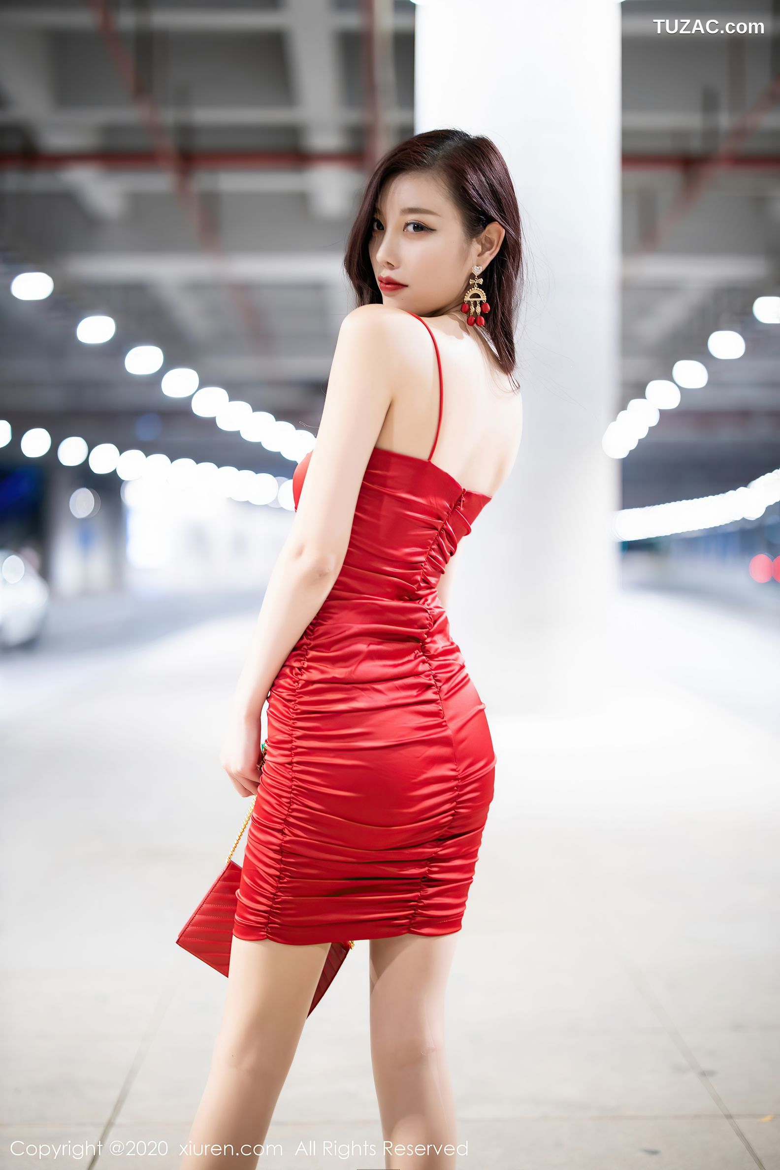 XiuRen秀人网-2514-杨晨晨-《鲜艳的猩红吊裙》-2020.09.01