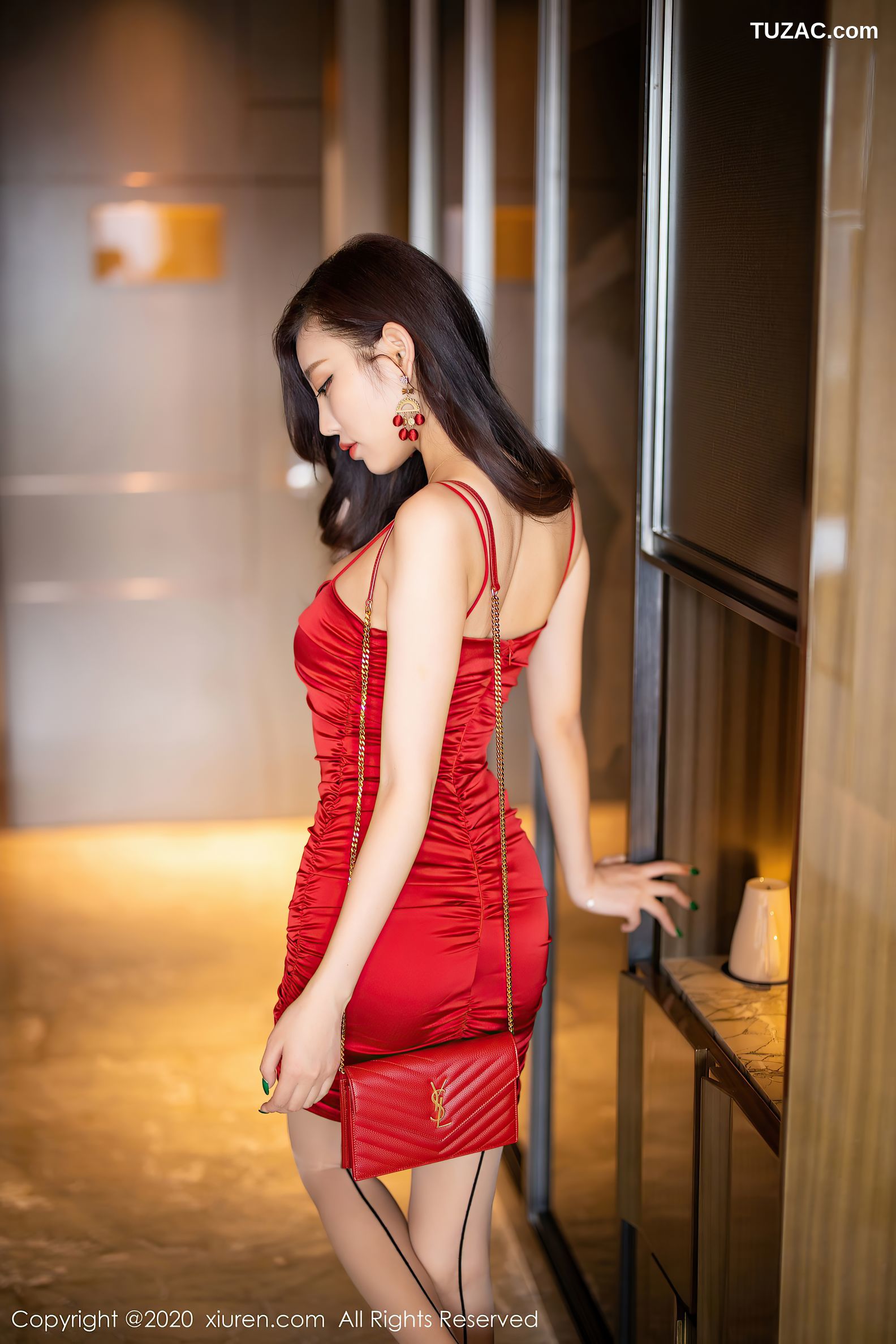 XiuRen秀人网-2514-杨晨晨-《鲜艳的猩红吊裙》-2020.09.01