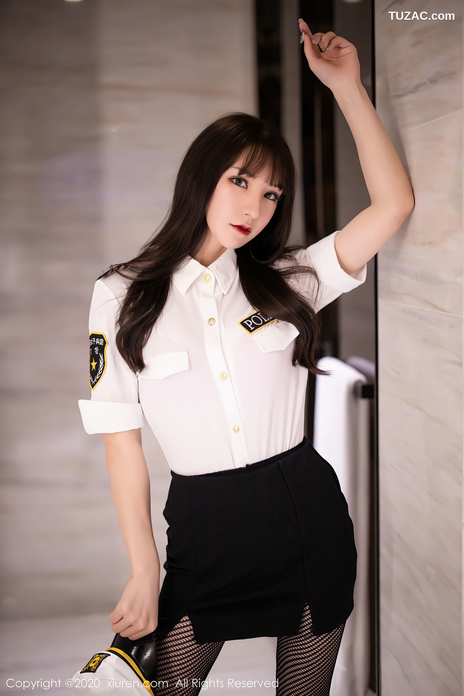 XiuRen秀人网-2820-周于希-《街头上的时尚魅力与制服》-2020.11.24