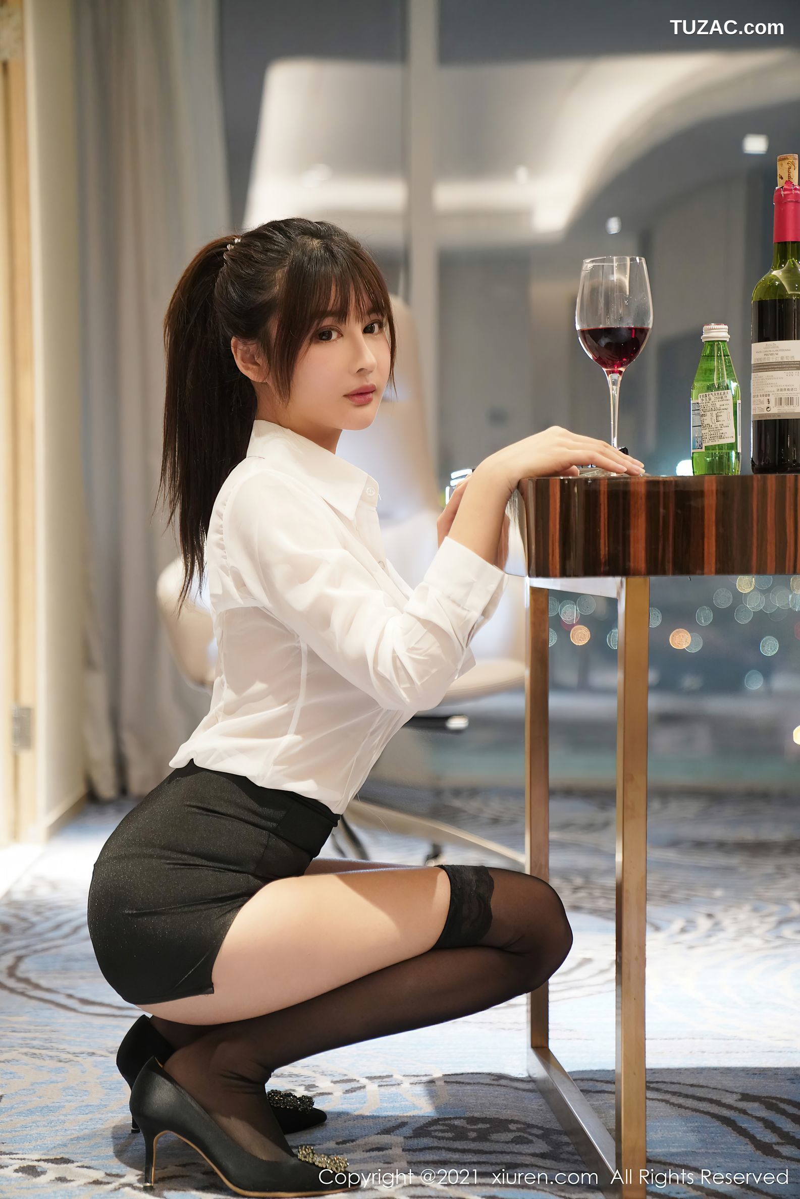 XiuRen秀人网-3164-萌奈子-酒店红酒美人主题性感真空白衬衣黑短裙-2021.03.04