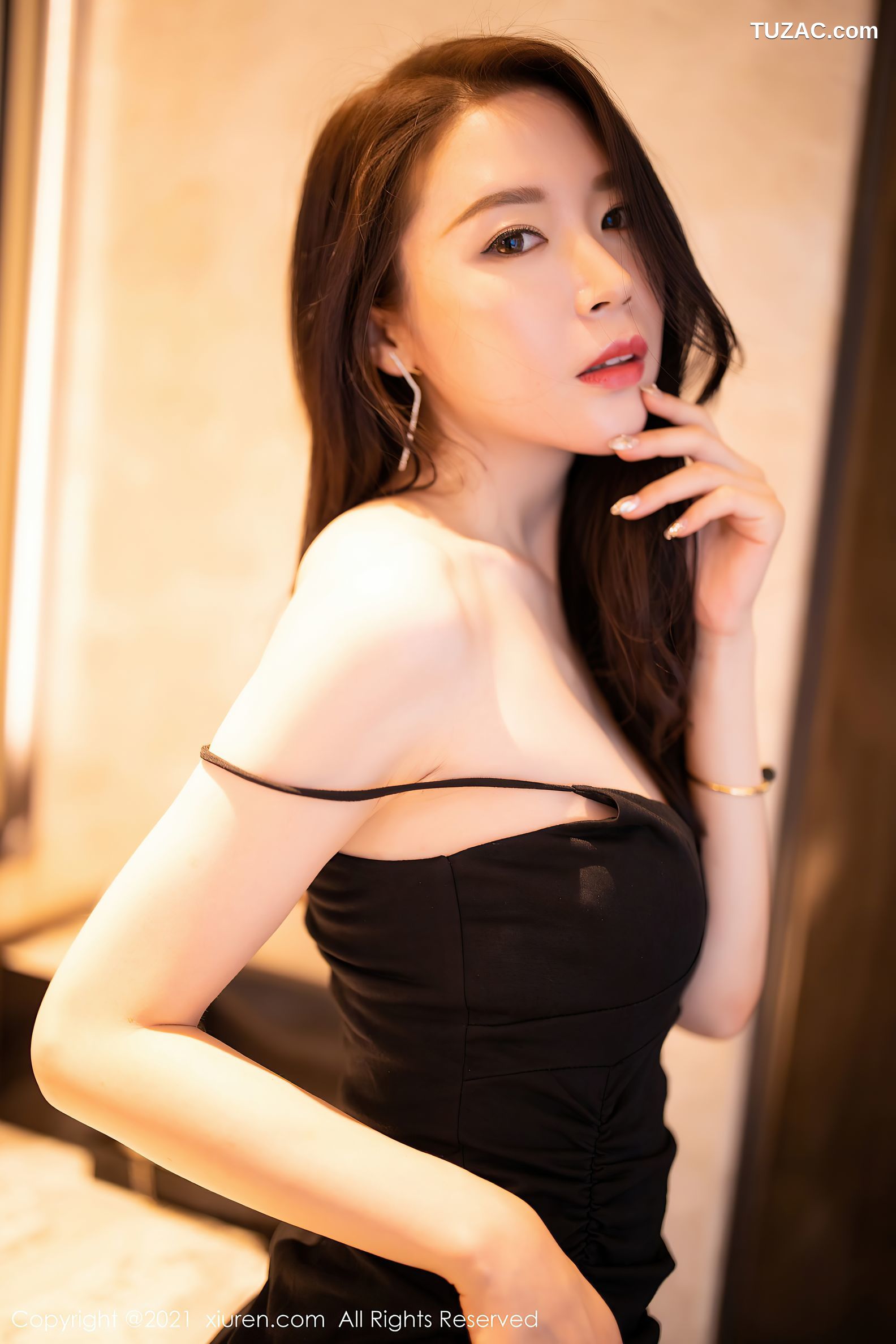 XiuRen秀人网-3272-梦心月-海南旅拍-黑色吊带裙黑丝裤袜-2021.04.06