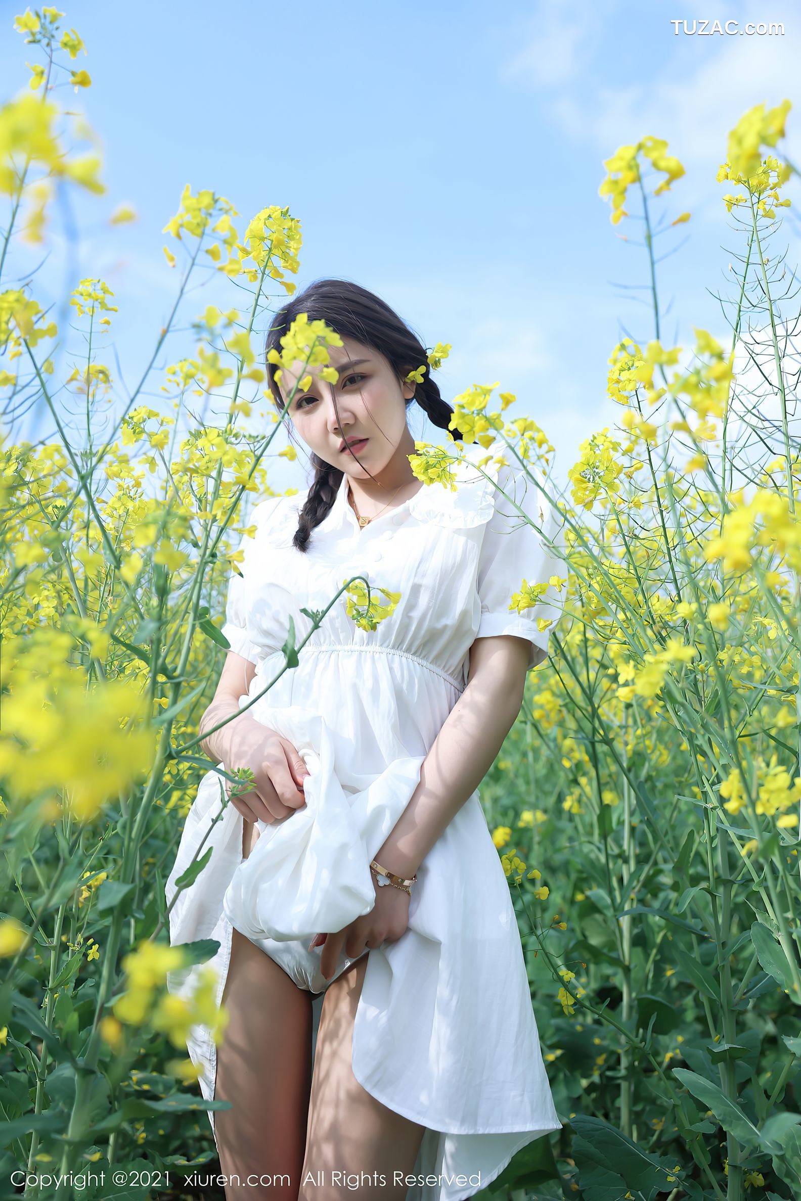XiuRen秀人网-3276-夏西CiCi-花丛外拍主题-洁白短裙蕾丝内裤-2021.04.07
