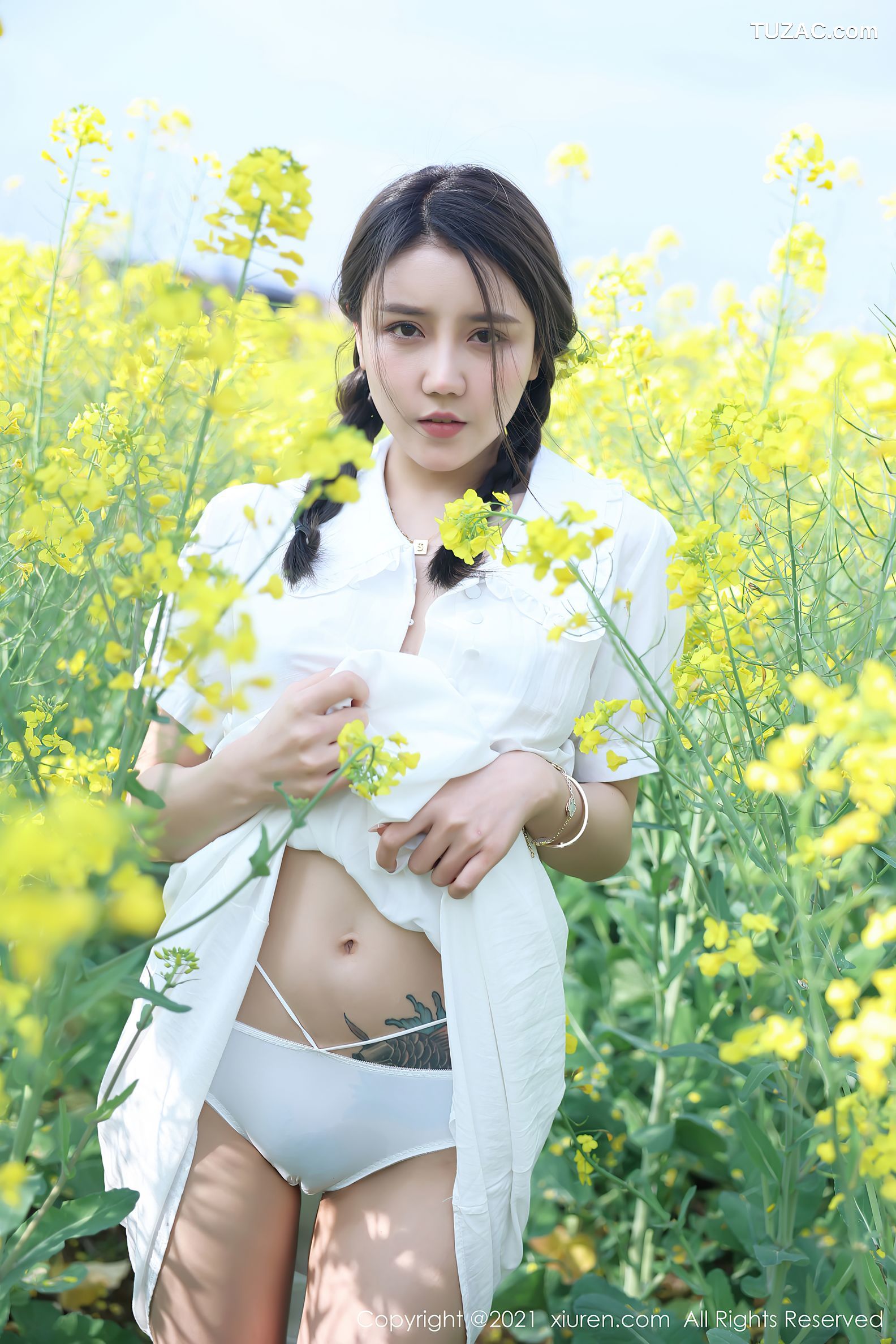 XiuRen秀人网-3276-夏西CiCi-花丛外拍主题-洁白短裙蕾丝内裤-2021.04.07