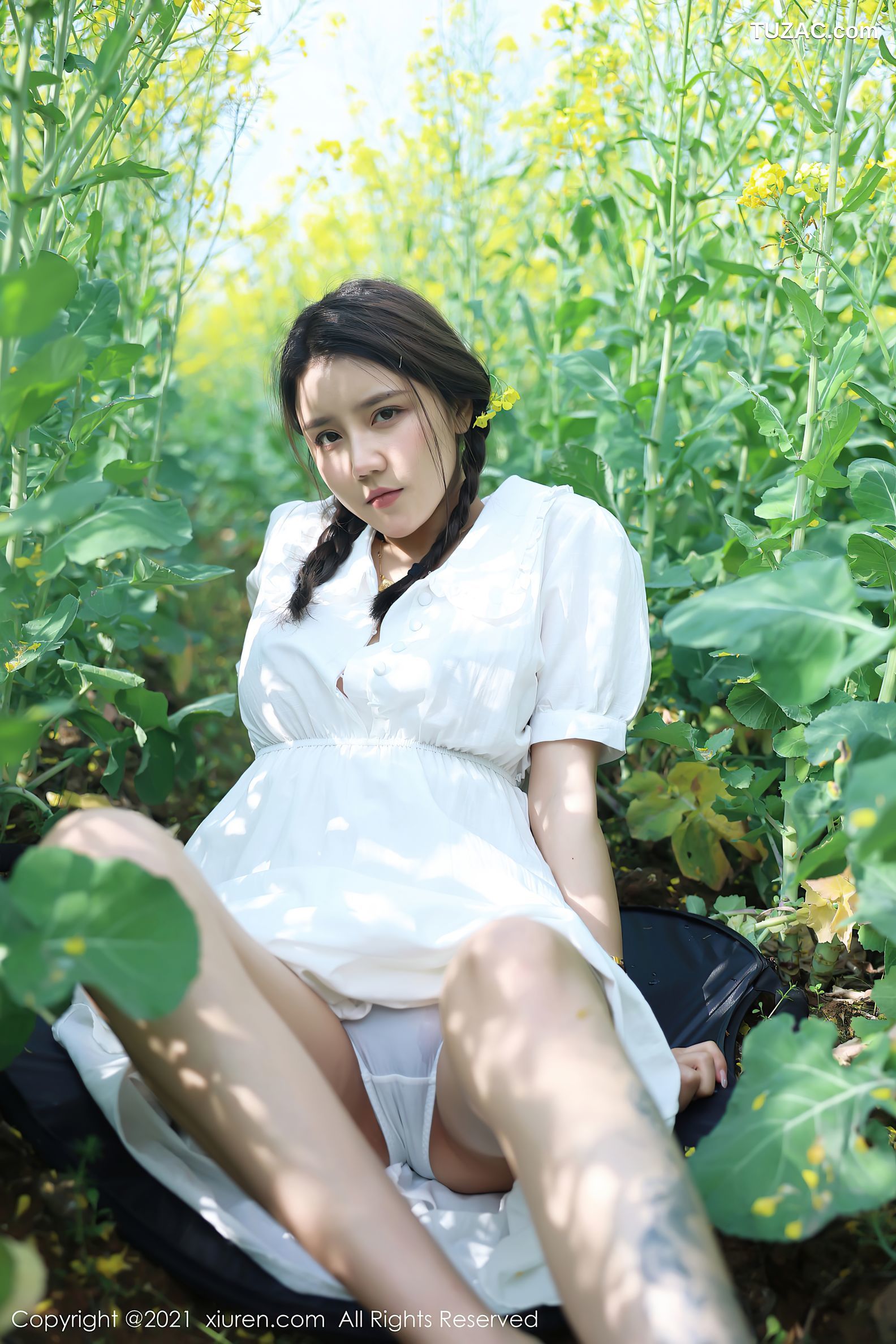 XiuRen秀人网-3276-夏西CiCi-花丛外拍主题-洁白短裙蕾丝内裤-2021.04.07