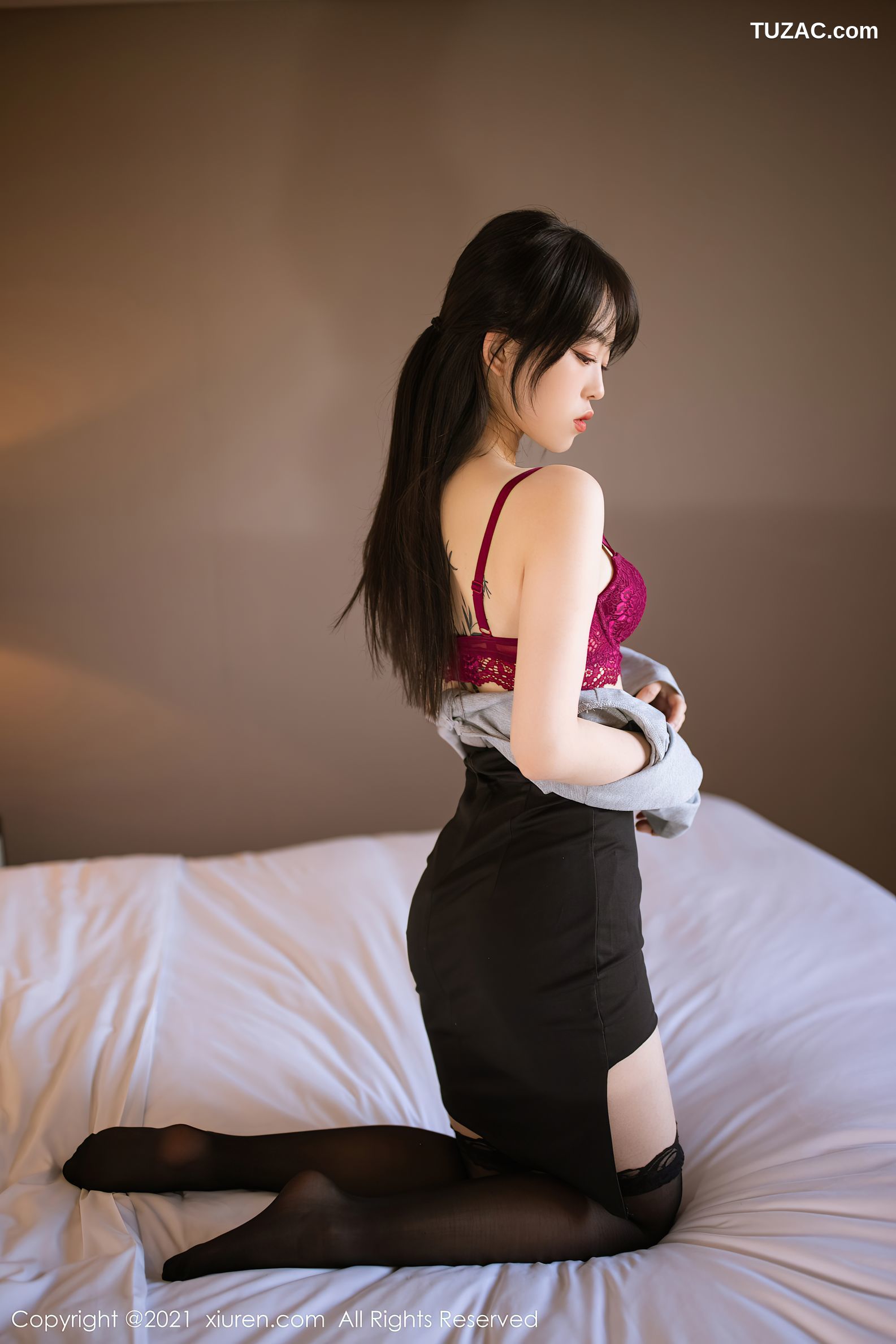 XiuRen秀人网-3395-奶瓶子-床上酒红色蕾丝内衣-2021.05.11