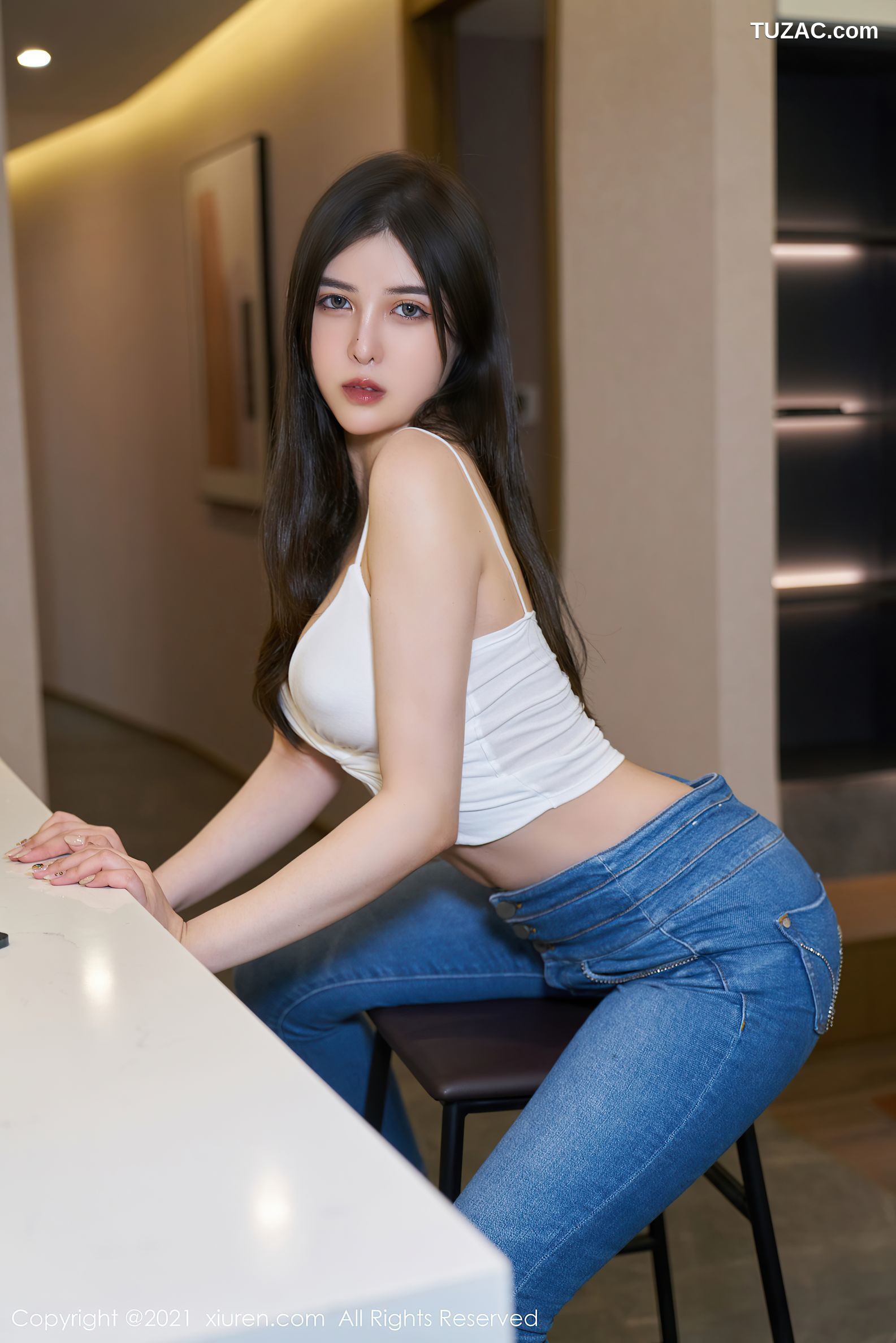 XiuRen秀人网-3702-韩静安-白色吊带紧身牛仔裤黑丝裤袜-2021.07.22