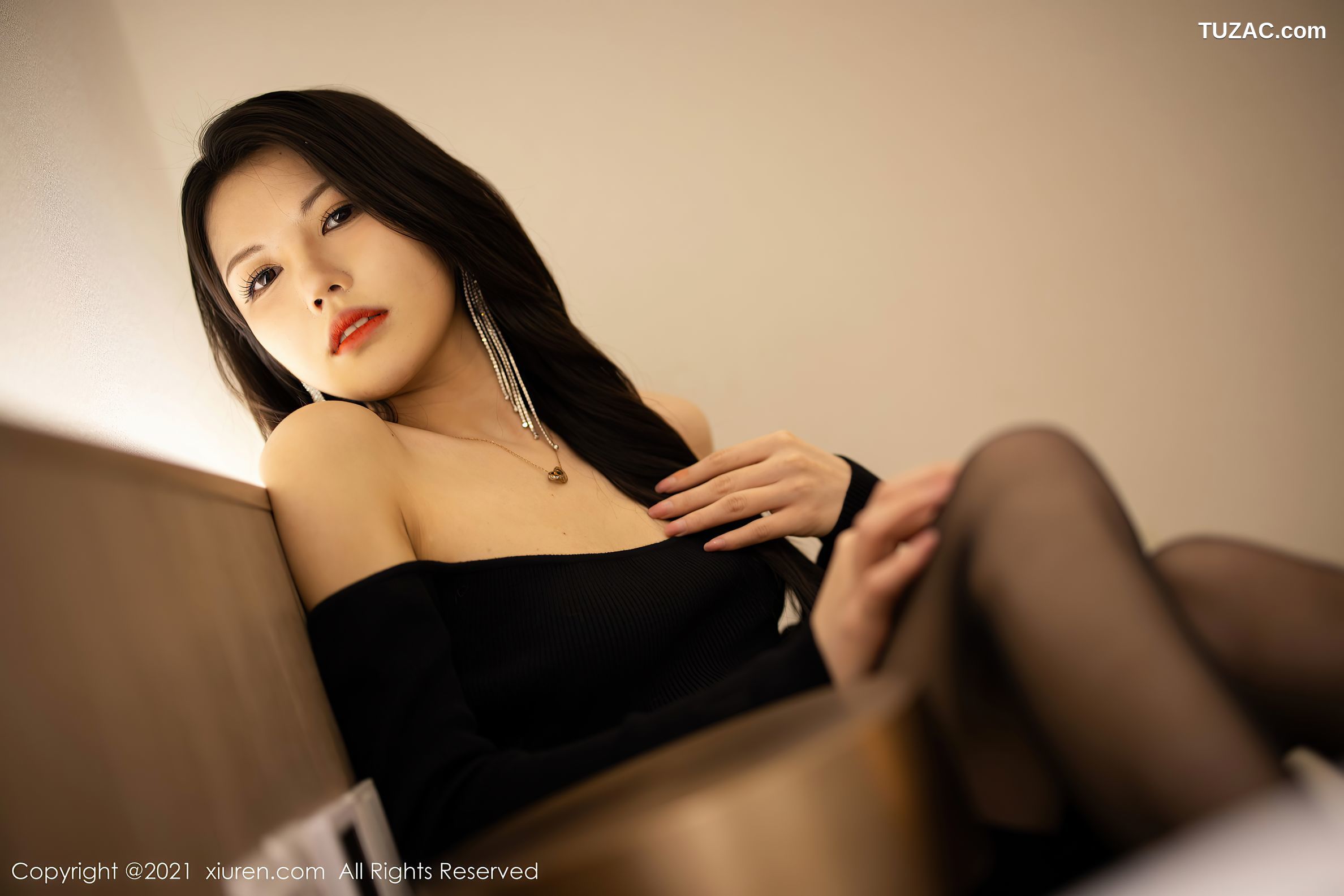 XiuRen秀人网-3822-媛媛酱belle-杭州旅拍黑色典雅礼裙黑丝裤袜魅惑-2021.08.19