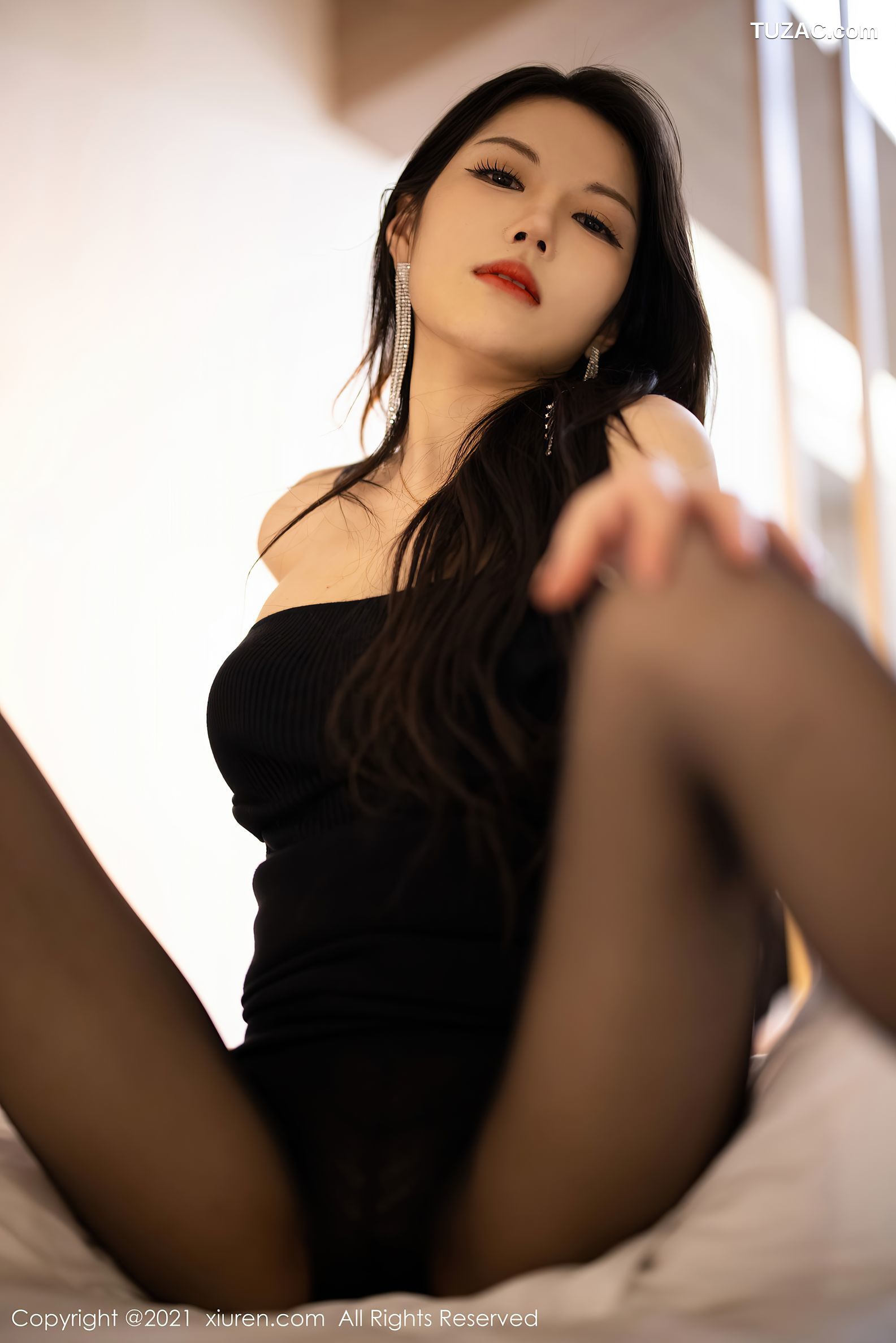XiuRen秀人网-3822-媛媛酱belle-杭州旅拍黑色典雅礼裙黑丝裤袜魅惑-2021.08.19
