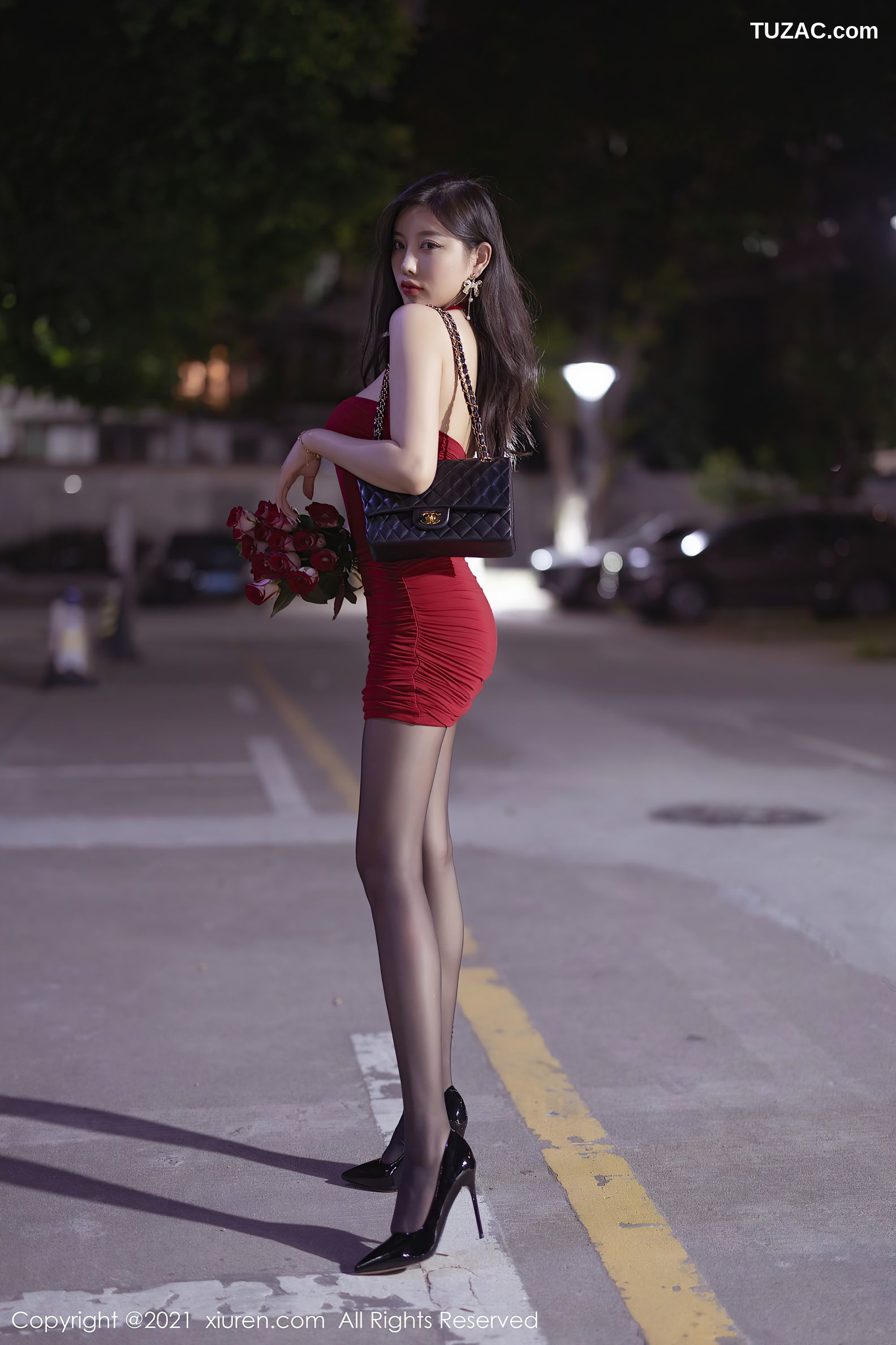 XiuRen秀人网-3953-杨晨晨Yome-猩红低胸吊带裙黑丝裤袜-2021.09.15