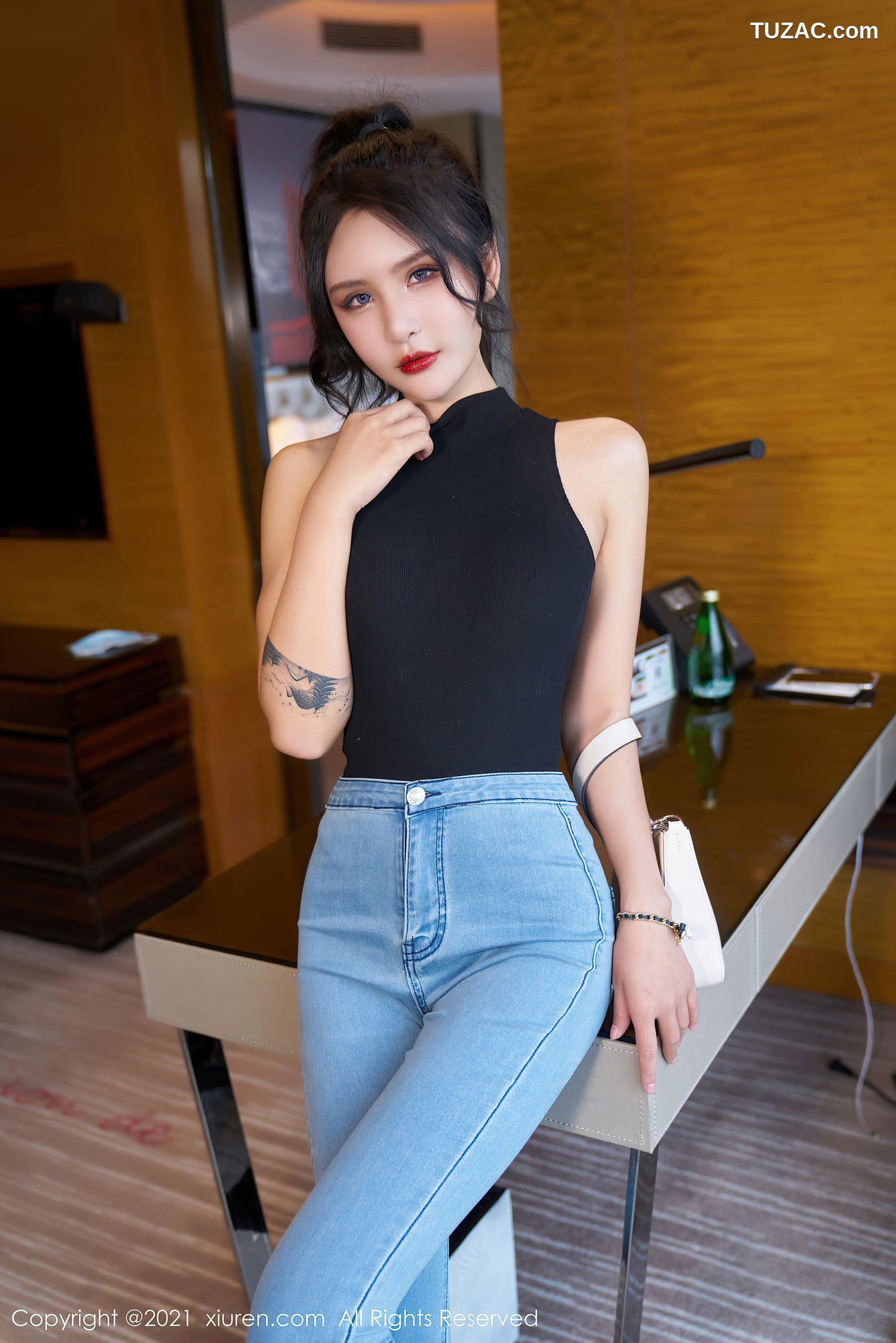 XiuRen秀人网-3976-尹菲-云南旅拍牛仔裤超薄黑丝裤袜撕扯-2021.09.22