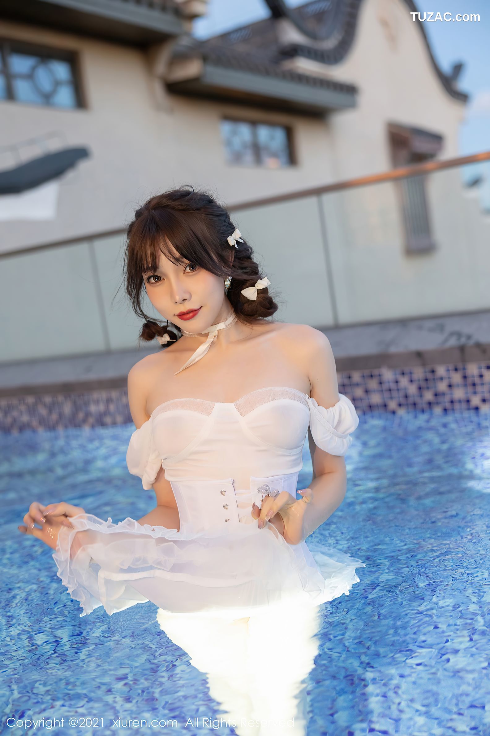 XiuRen秀人网-3998-芝芝Booty-深圳旅拍泳池边白色薄纱服饰肉丝-2021.09.26