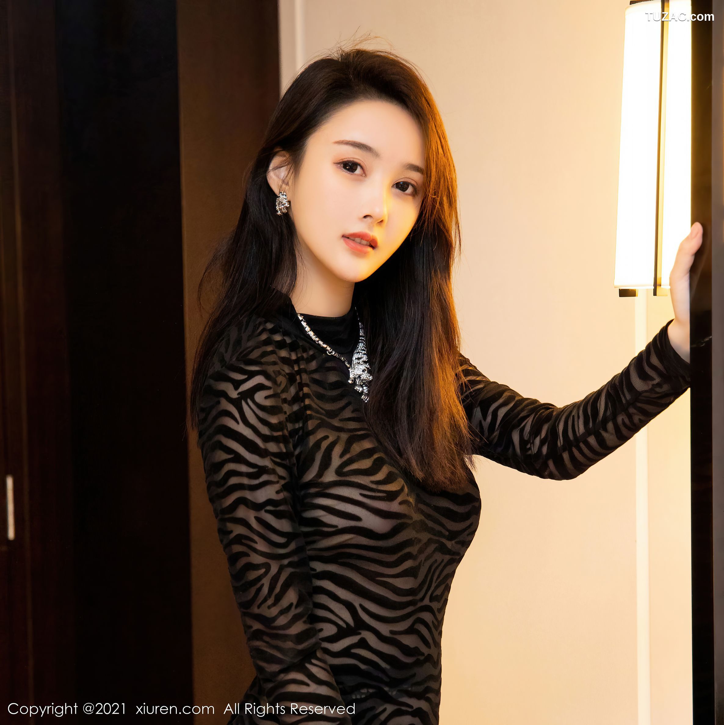 XiuRen秀人网-4076-Summer宝宝-魅惑黑色服饰黑丝吊带袜-2021.10.18